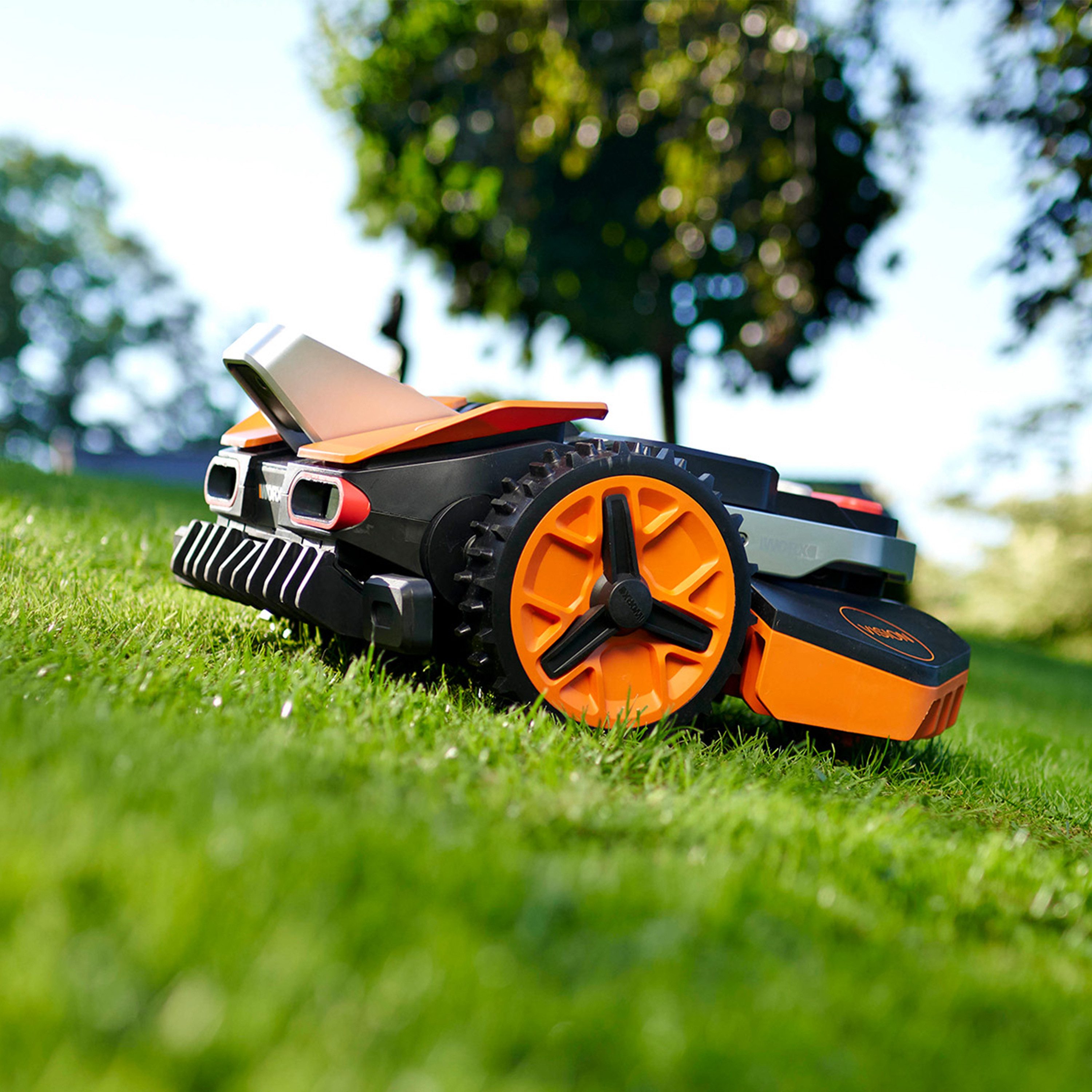 Worx robotic lawnmower M600 Landroid VISION, for lawns up to 600 m², intelligent robotic lawnmower without boundary wire, for gardens up to 600m²