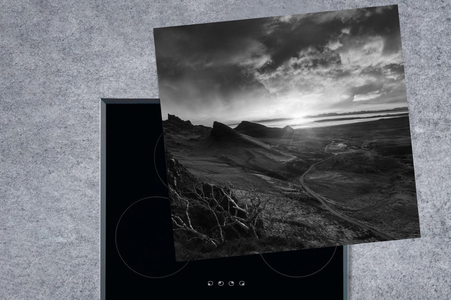 in Skye küche tlg), auf (1 Ceranfeldabdeckung, Sonnenuntergang für schwarz-weiß, Vinyl, cm, MuchoWow 78x78 Herdblende-/Abdeckplatte Arbeitsplatte