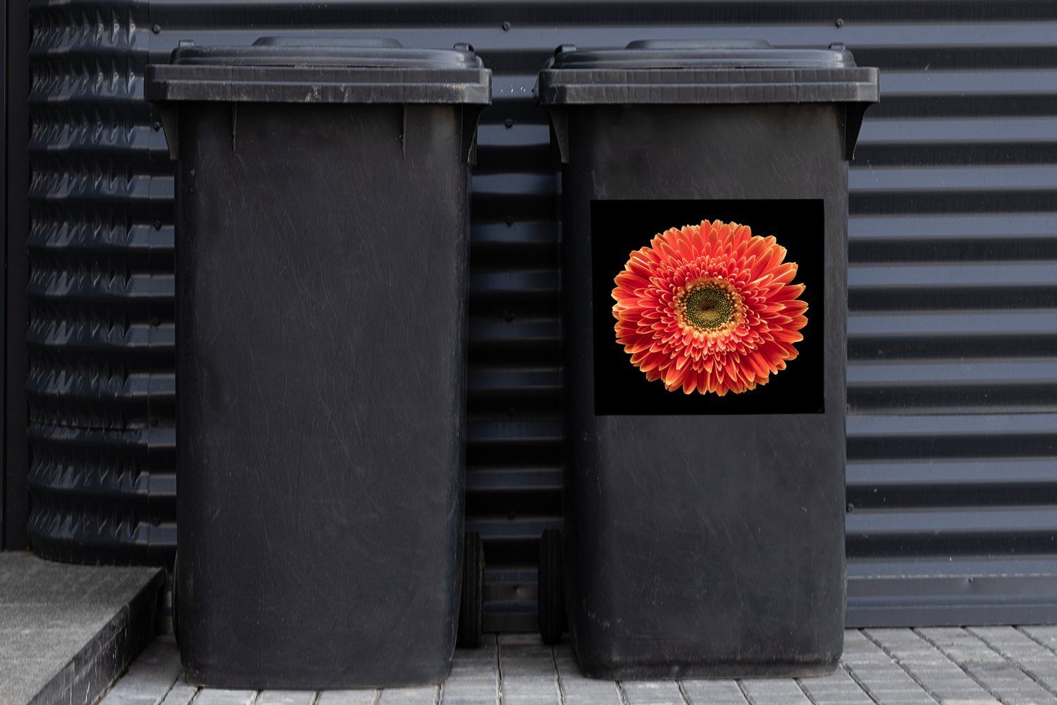 vor Sticker, orangefarbene Hintergrund Gerbera-Blüte Wandsticker Eine Container, Abfalbehälter Mülleimer-aufkleber, St), Mülltonne, (1 MuchoWow schwarzem