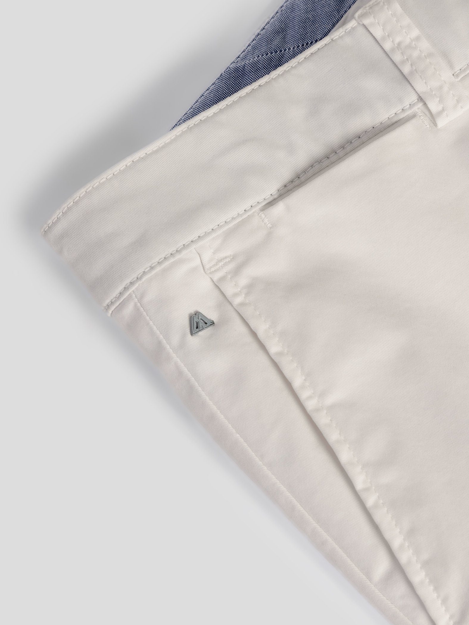 TwoMates Shorts Shorts mit elastischem Farbauswahl, GOTS-zertifiziert Bund, hellbeige