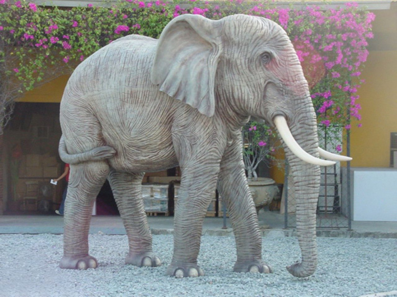 Dekofigur Elefant lebensgroß Rüssel unten