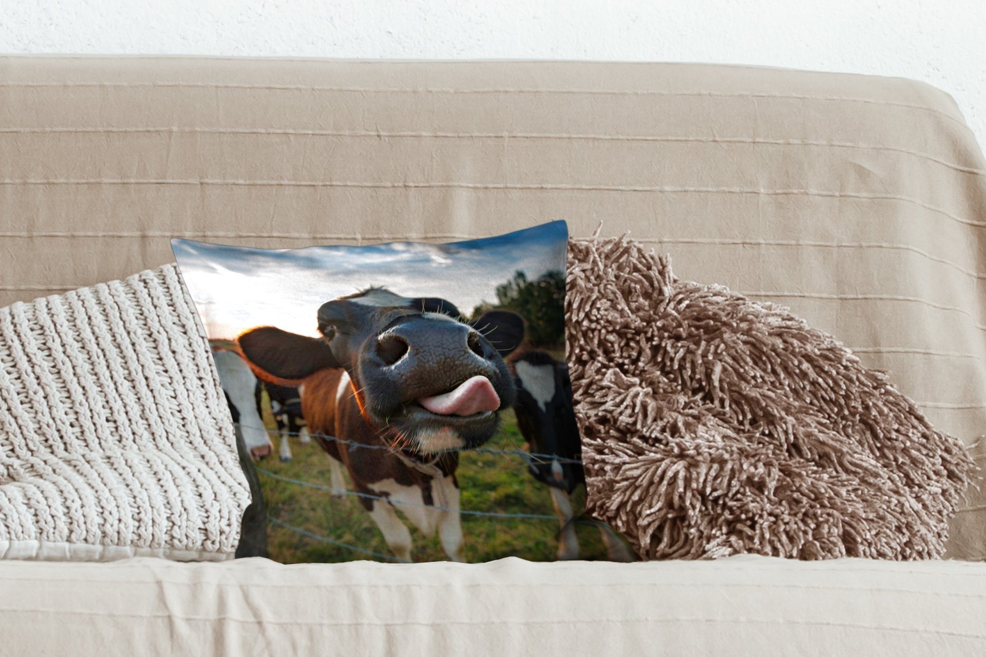 Schlafzimmer, Sofakissen mit MuchoWow - Ausgezeichnete Deko, Füllung Wohzimmer, Dekokissen Zierkissen Natur Kuh - für Tiere - Zunge,