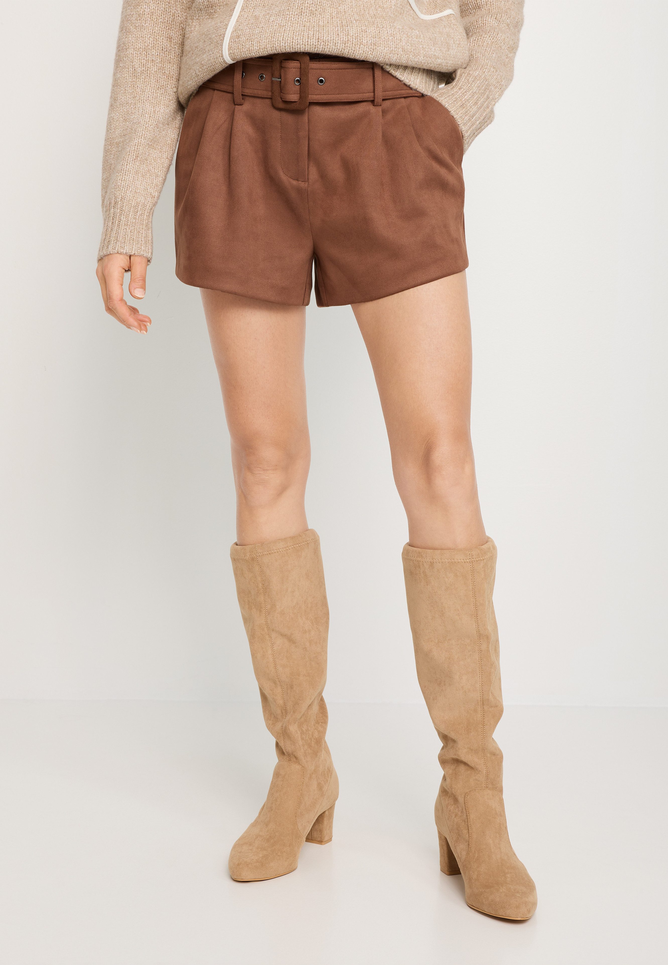 LASCANA Shorts aus Velourlederimitat mit Gürtel (mit Gürtel) Kunstledershorts, Festival, Party, modisch. € 49,99