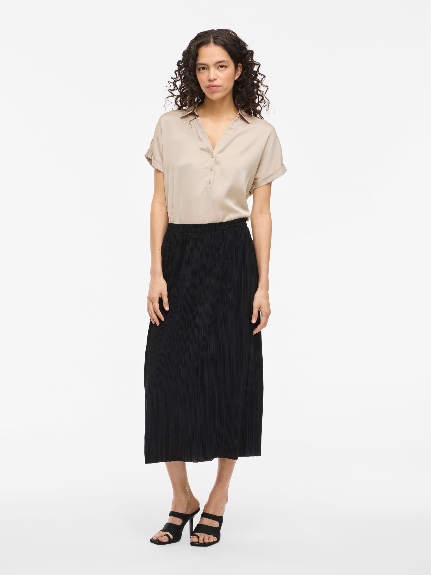 Vila Blusenshirt V-Ausschnitt Knopfleiste Satin Look Umgeschlagene Ärmel für Damen (1-tlg) Recyceltes Material nachhaltig Normal Fit V-Ausschnitt Kurzarm