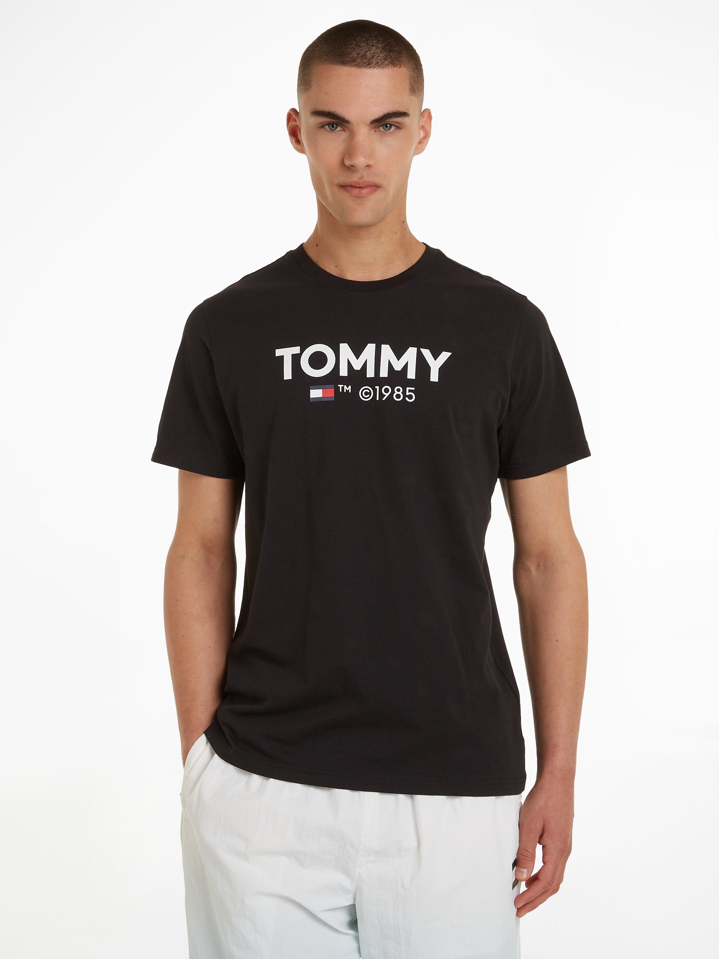 Tommy Brust Black T-Shirt ESSENTIAL auf Jeans mit TJM TOMMY Druck großem Tommy SLIM der TEE