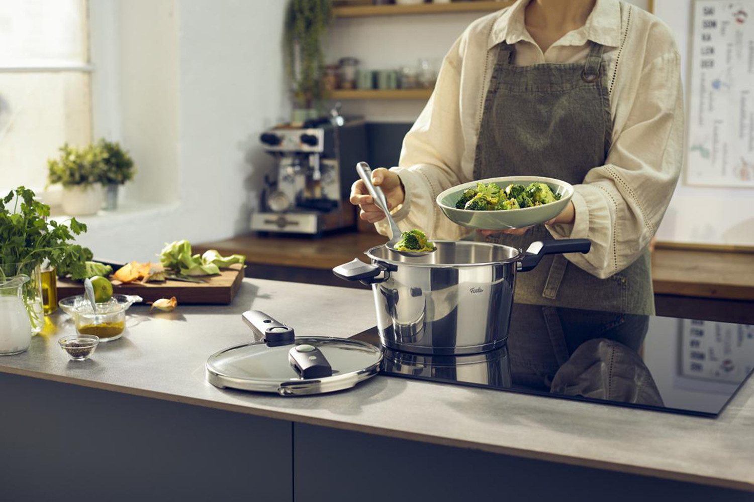 Fissler Schnellkochtopf Vitaquick®Elemental Dampfkochtopf Premium Drucktopf, Edelstahl 18/10 (1-tlg), Schnellbratpfane mit 2 Garstufen und Superthermic Boden