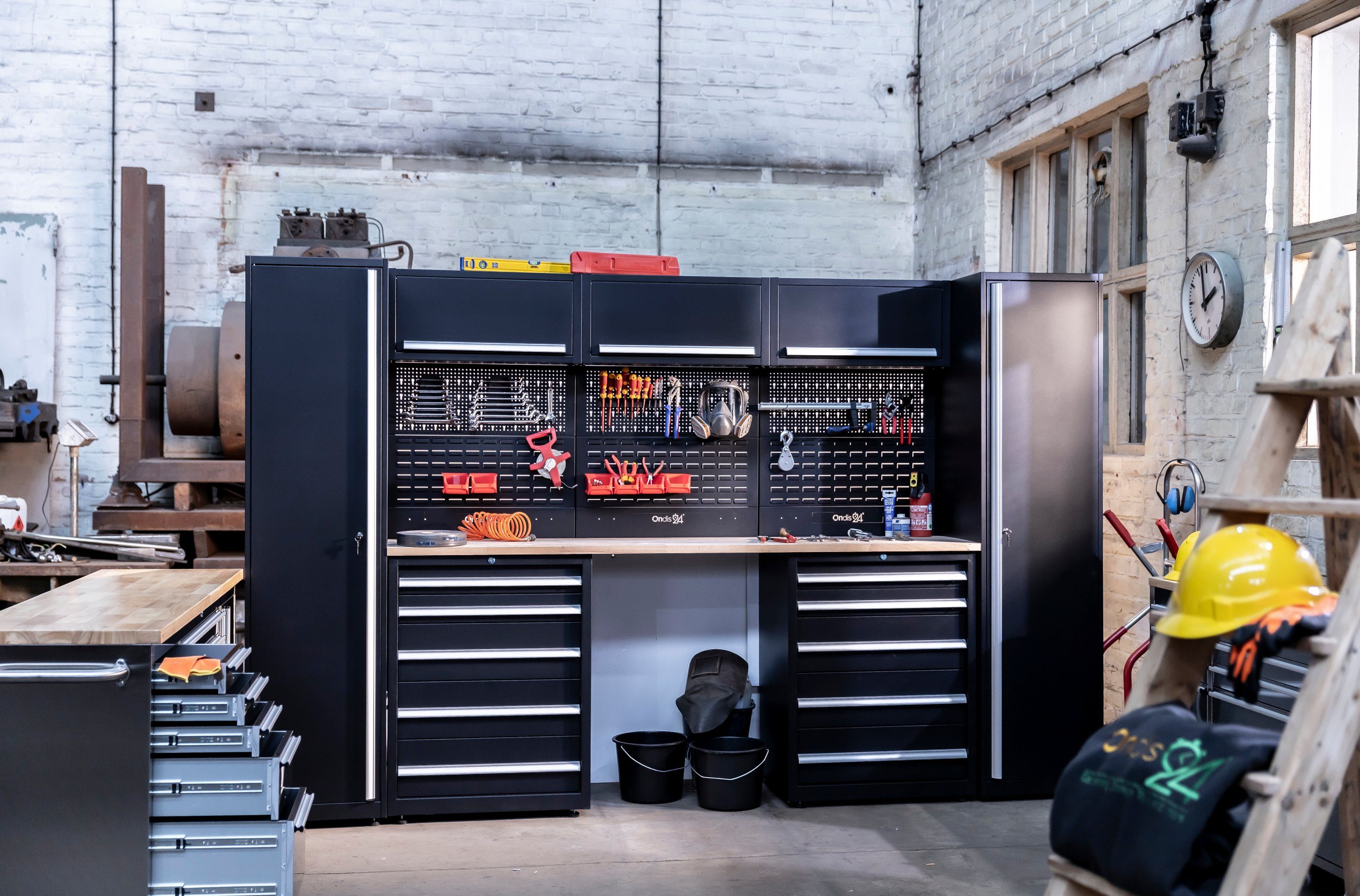 ONDIS24 Werkstatt-Set Werkstatteinrichtung XXL SteelMaster 325 x 55 x 202 cm, schwarzer Stahl, Werkbank, Werkzeugschränke, Buchenholzarbeitsplatte