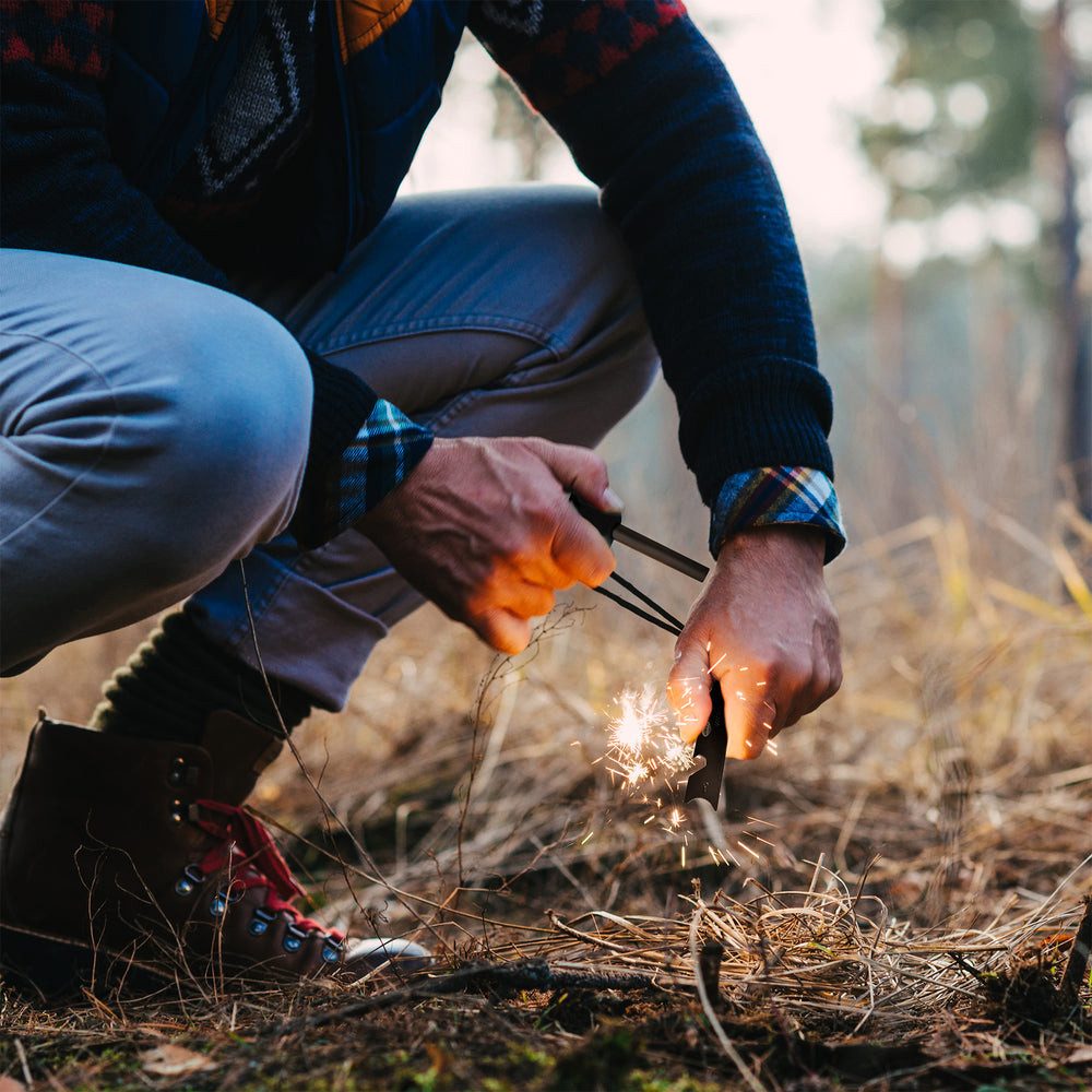 NILS CAMP Stabanzünder NC1793 Feuerstahl Outdoor-Anzünder (1-St., Zündstahl), integrierte Signalpfeife für zusätzliche Sicherheit im Notfall