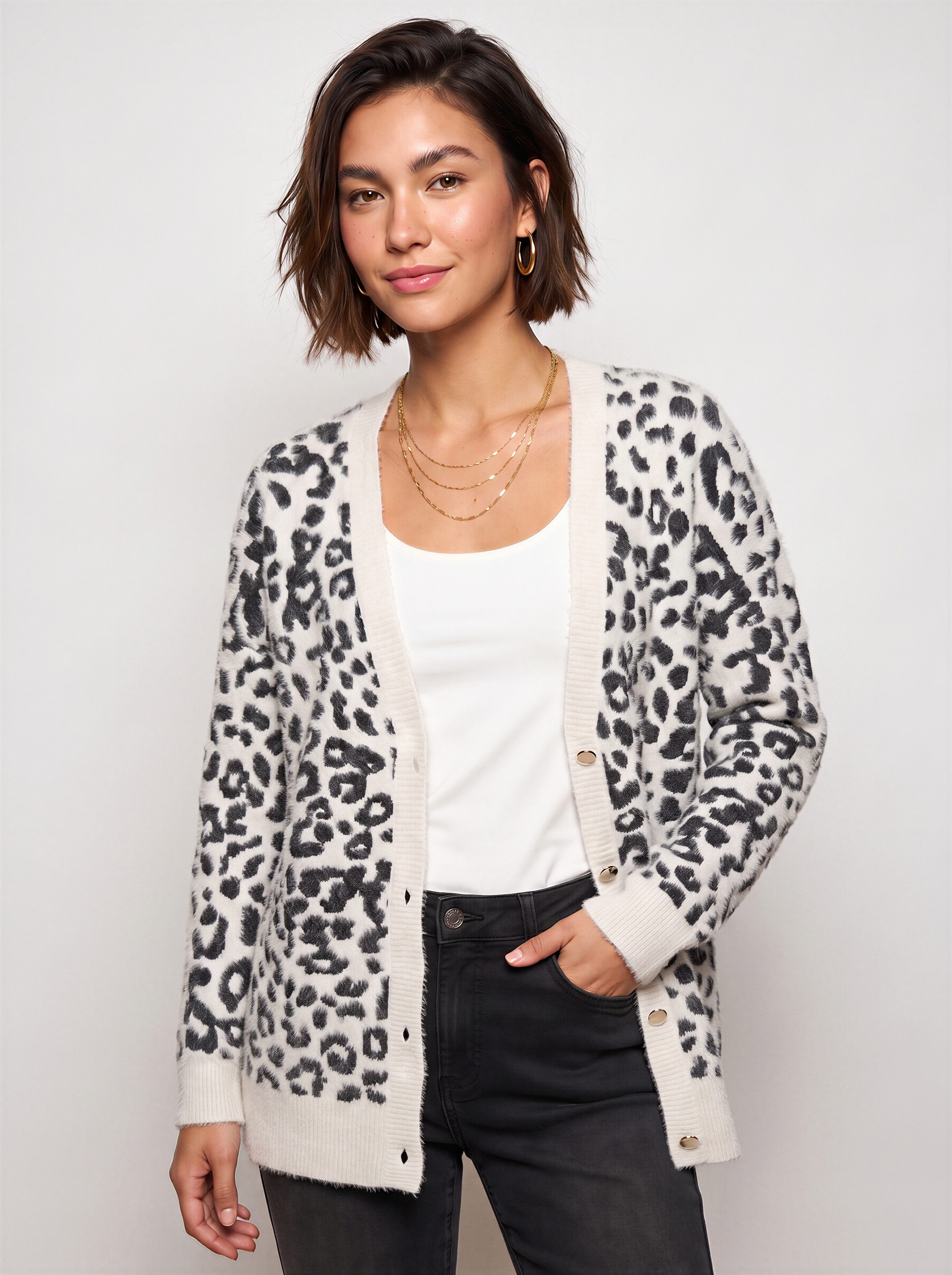 LASCANA Strickjacke in flauschiger Qualität mit Leomuster und lässiger Oversize-Form Cardigan mit Leomuster, Oversize-Strickjacke mit Animalmuster. € 59,99