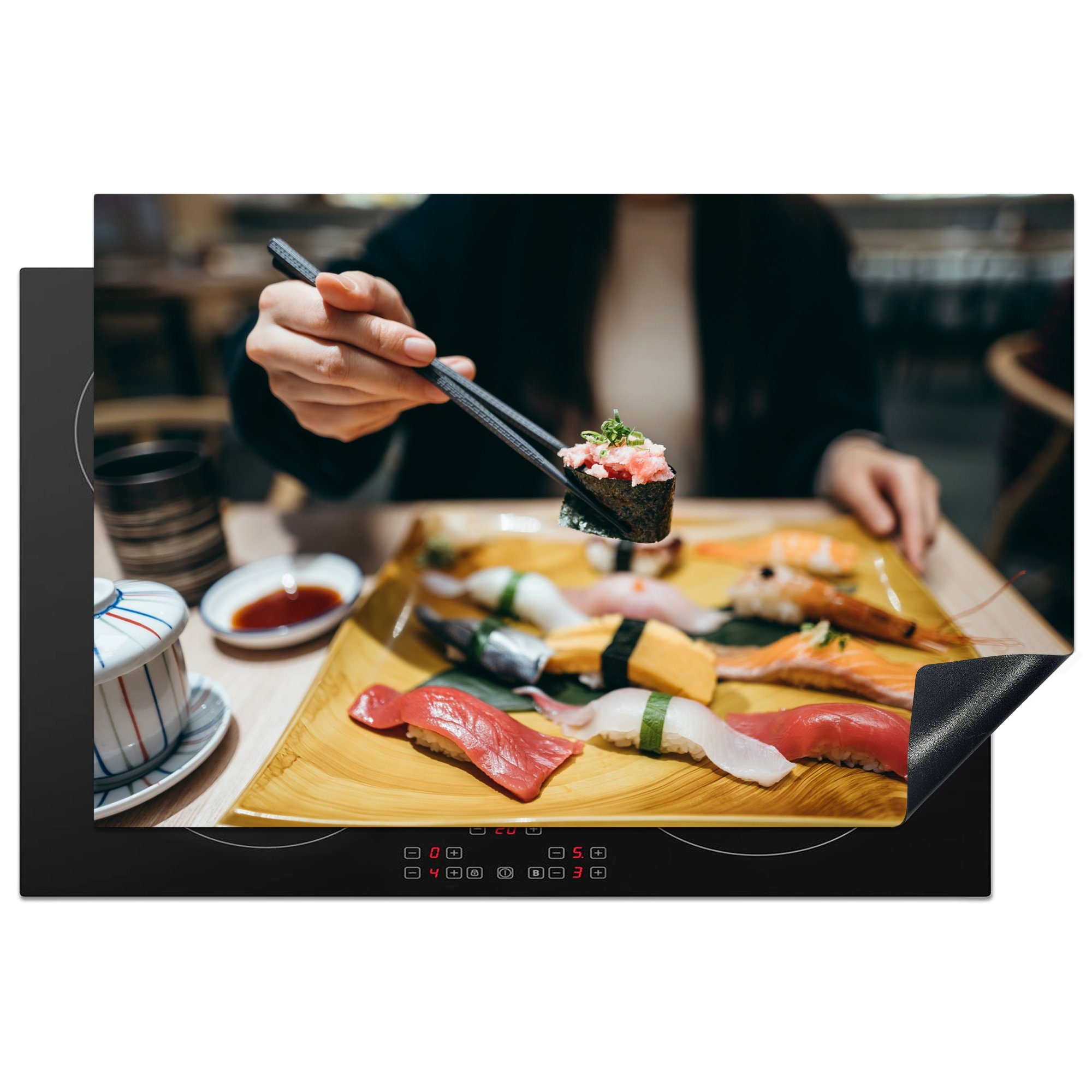 MuchoWow Herdblende-/Abdeckplatte Nahaufnahme einer Frau, die Sushi aus der japanischen Küche isst, Vinyl, (1 tlg), 81x52 cm, Induktionskochfeld Schutz für die küche, Ceranfeldabdeckung