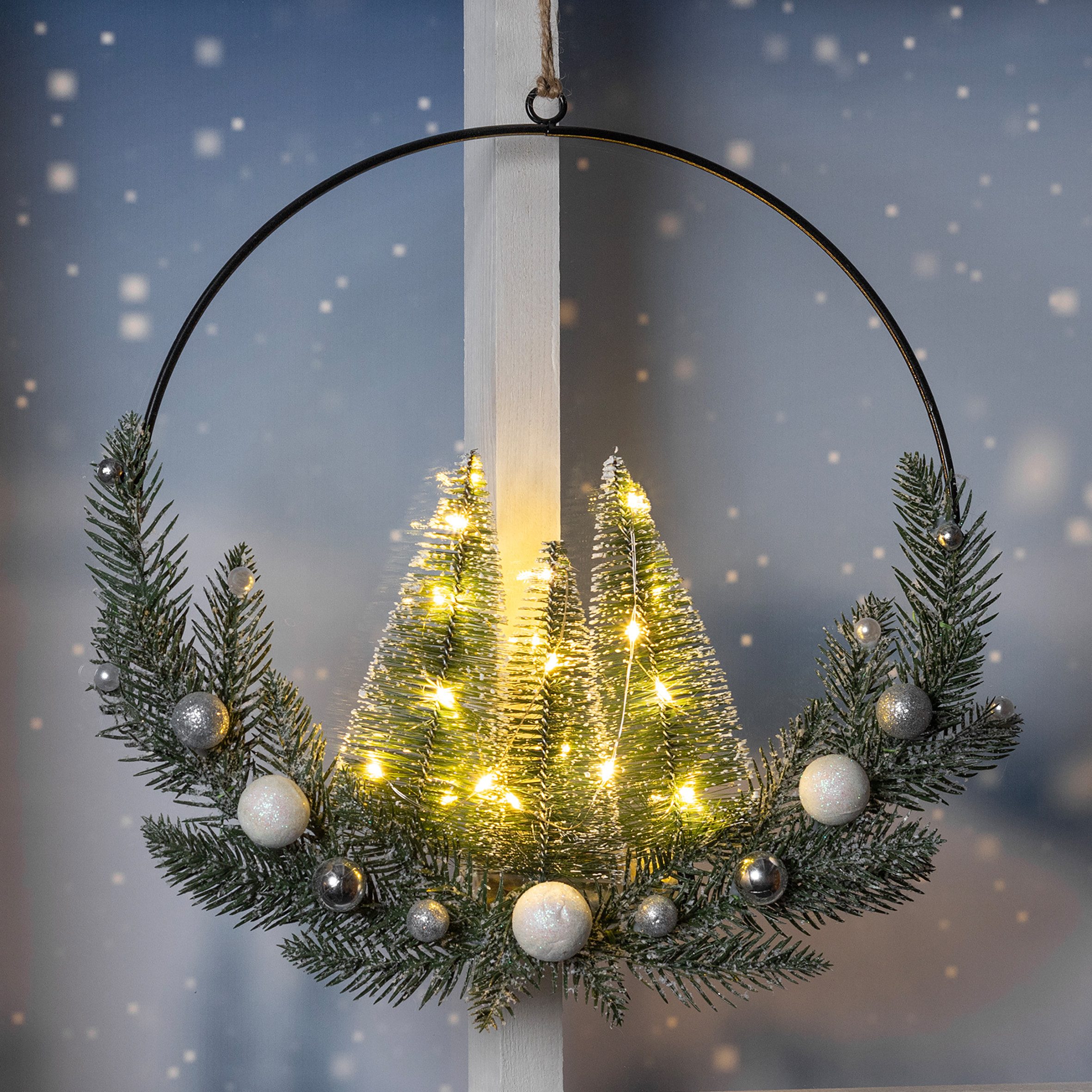 Dekofigur LED Metall Dekoring mit Tannen und Weihnachtskugeln