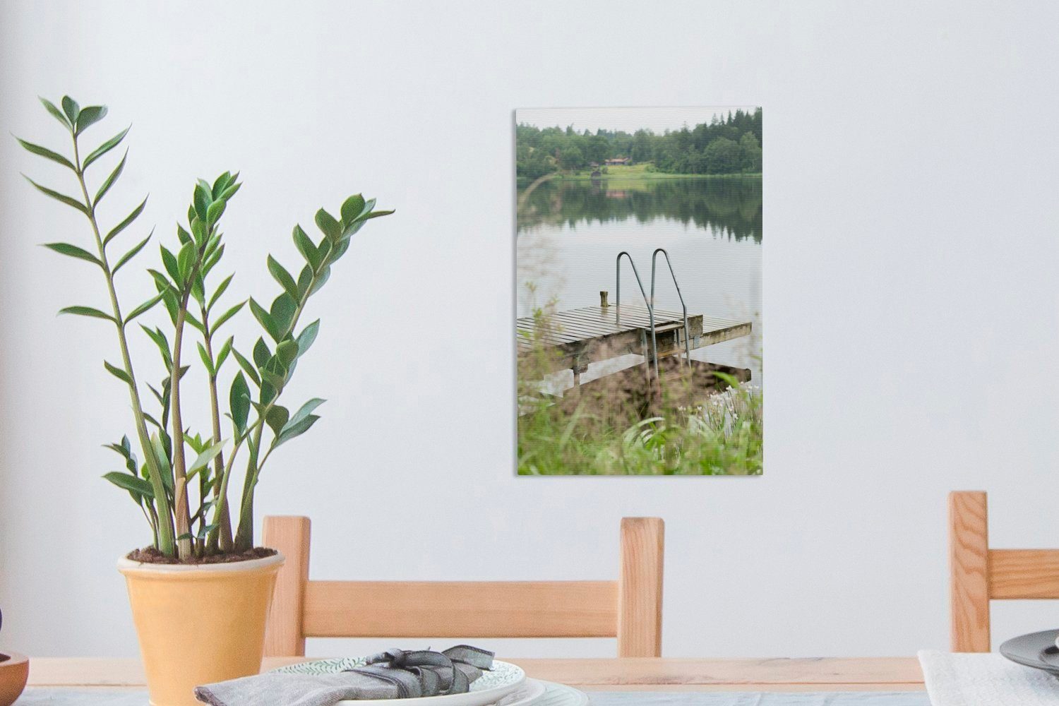 OneMillionCanvasses® Leinwandbild Skandinavischer Steg an einem cm Gemälde, St), (1 20x30 Leinwandbild inkl. See, fertig Zackenaufhänger, bespannt