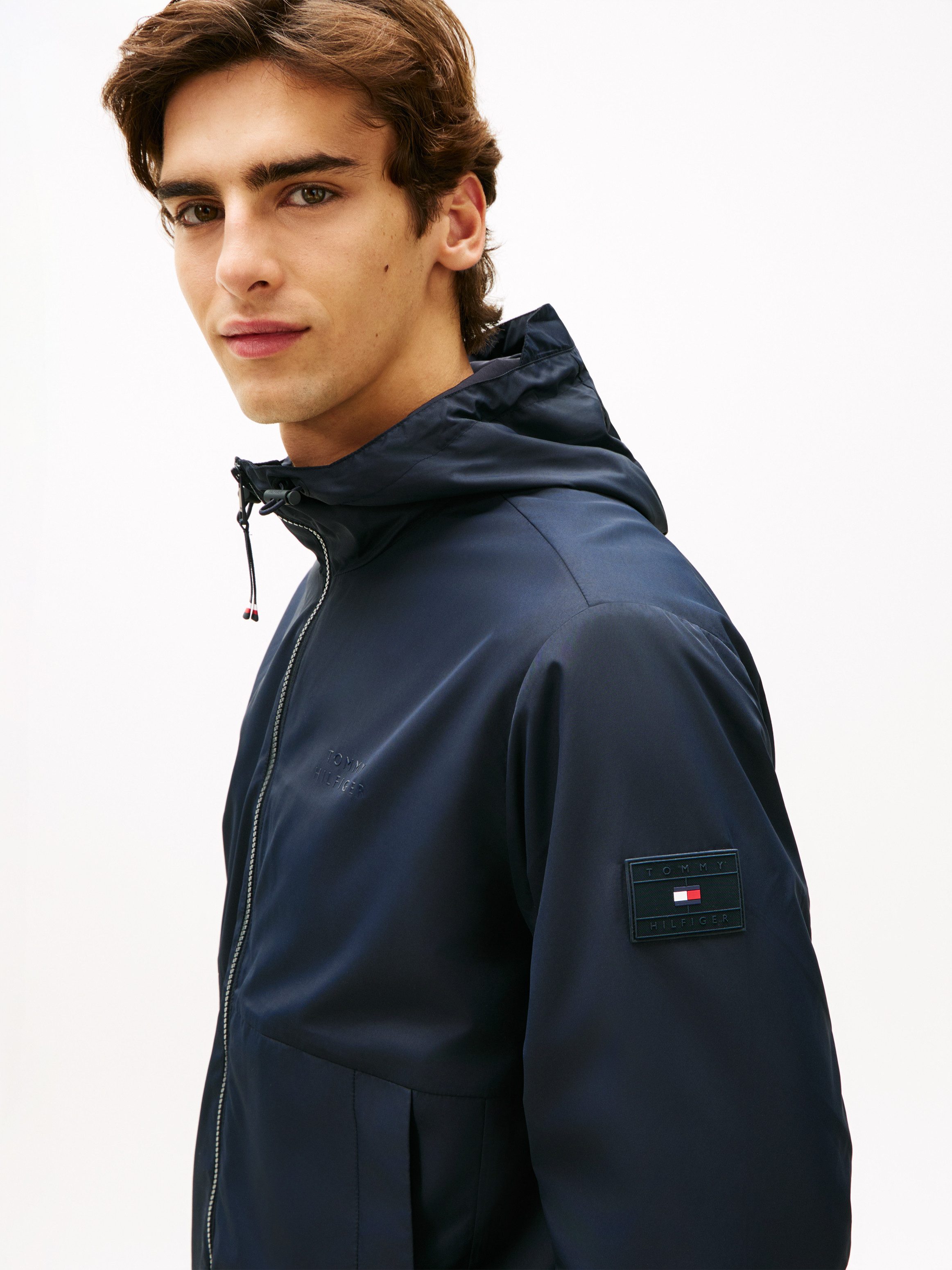 Tommy Hilfiger Allwetterjacke BRANDED HOODED Windjacke Fahrradjacke Packable Regular fit mit Kapuze – Bild 4 von 5