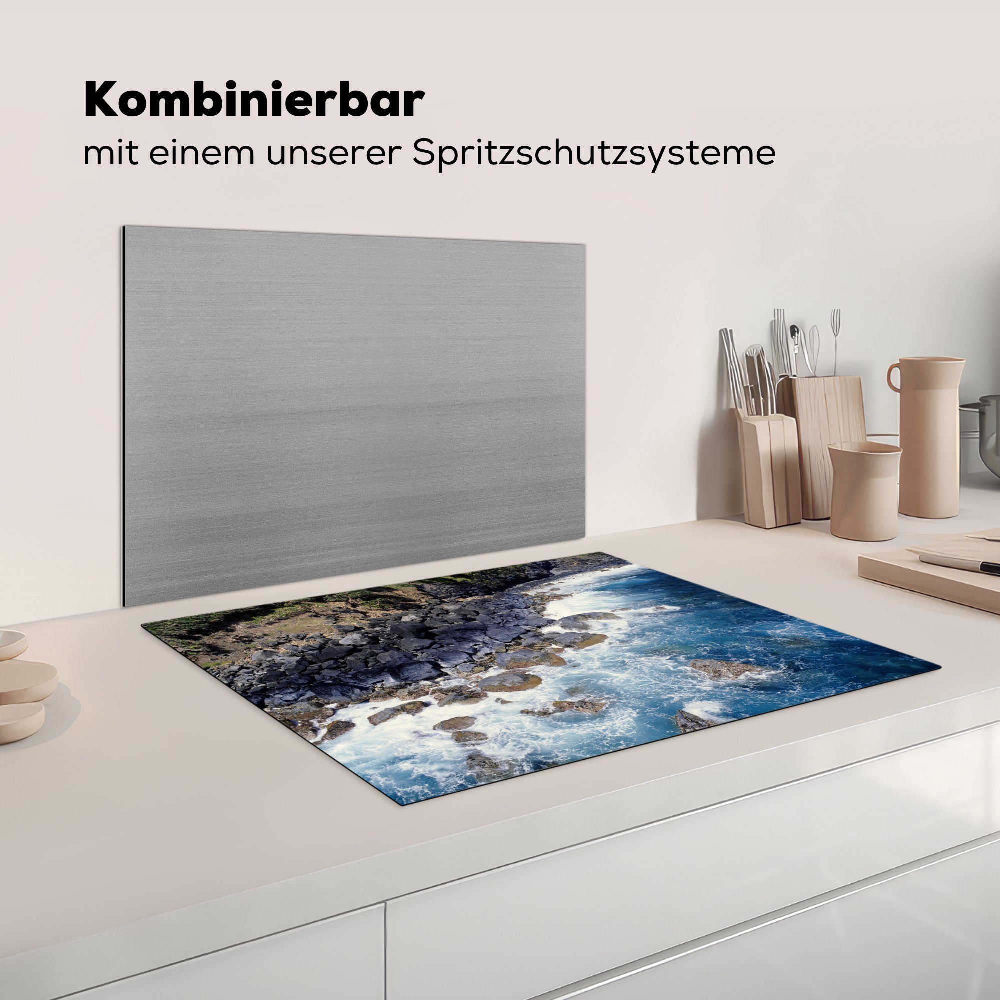 Vinyl, 70x52 Eine felsige Mobile tlg), Wasser, mit Ceranfeldabdeckung Arbeitsfläche nutzbar, Herdblende-/Abdeckplatte dunklem (1 Küste MuchoWow cm,