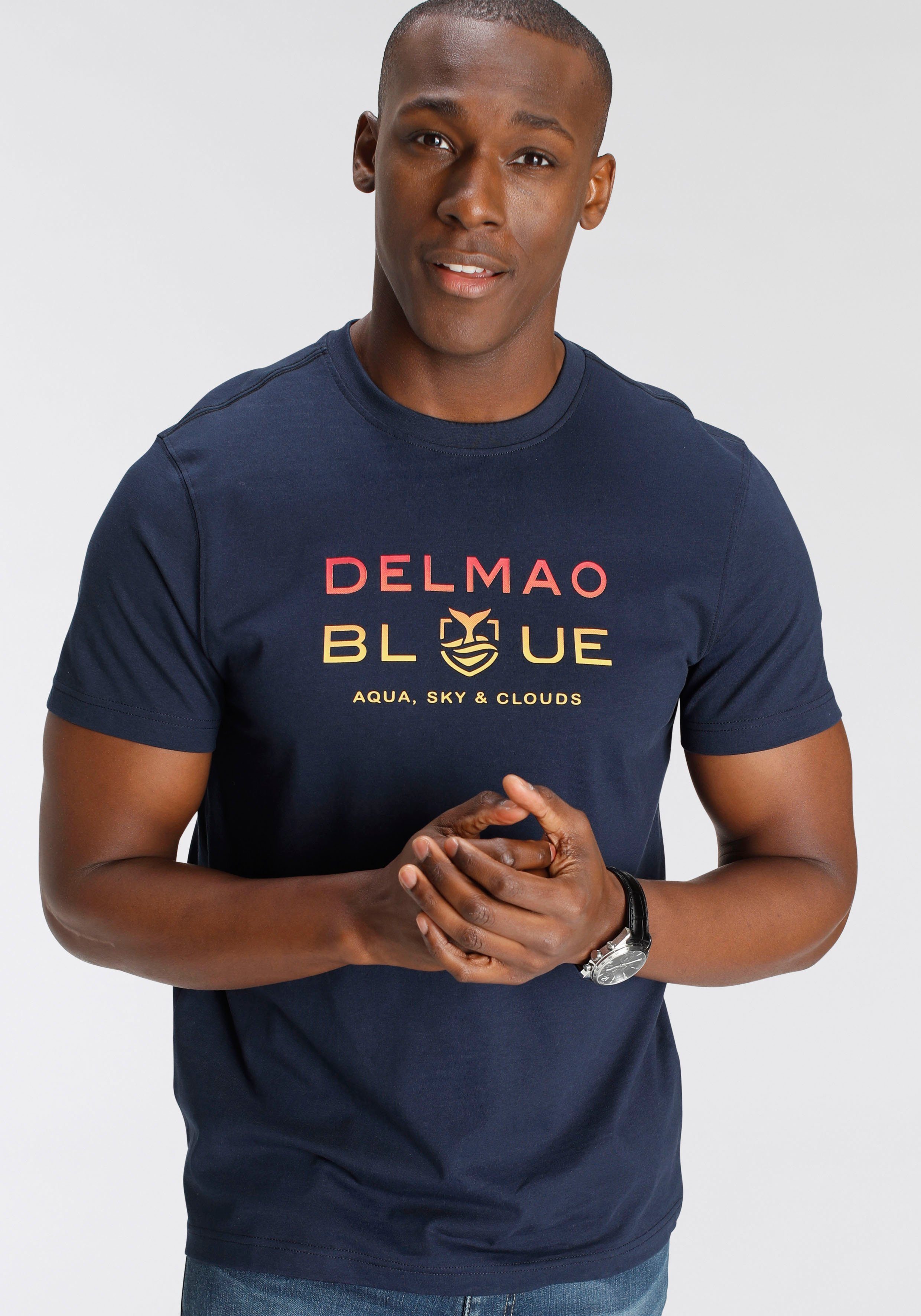 DELMAO T-Shirt mit modischem Brustprint - NEUE MARKE!