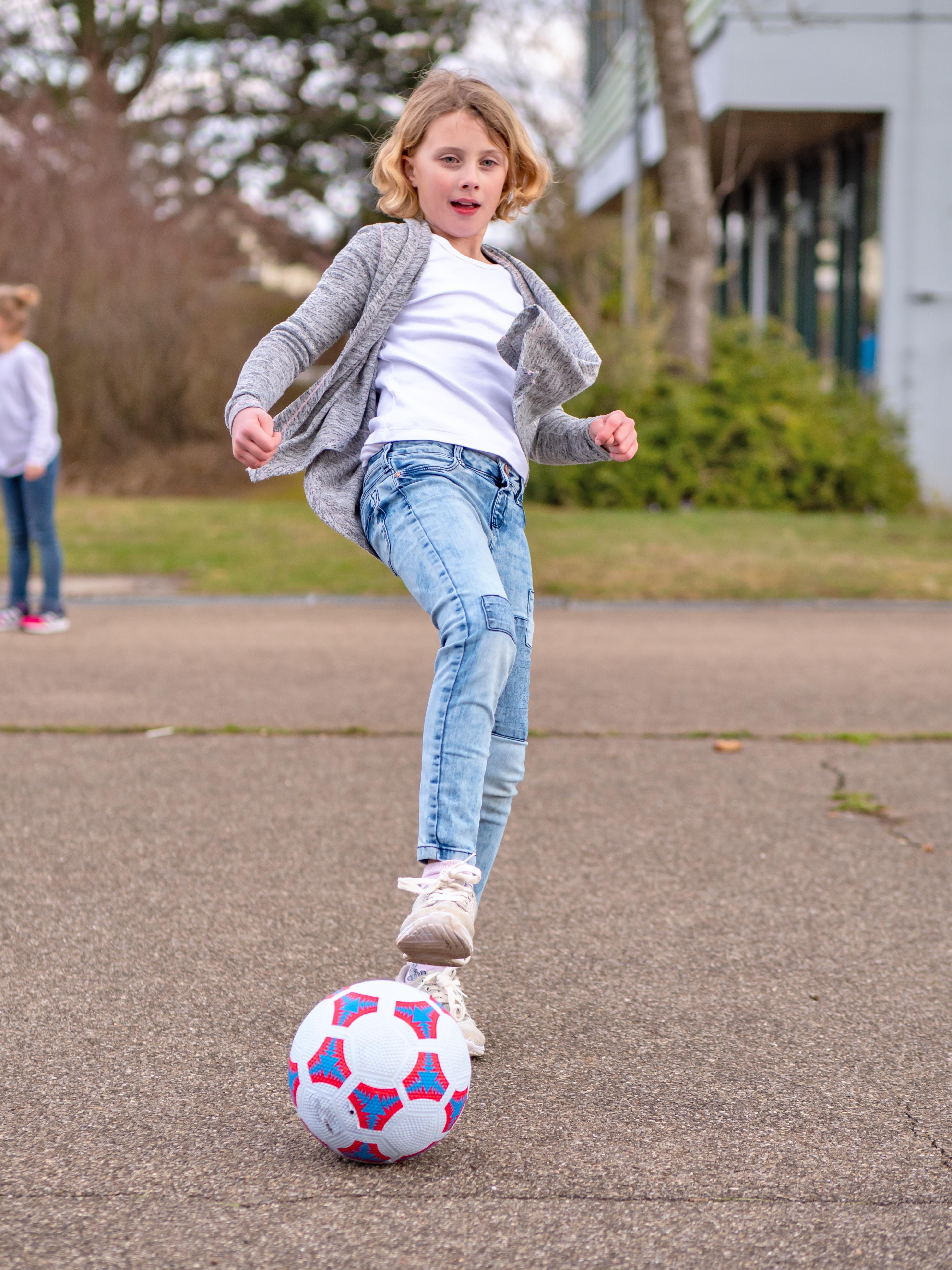 Betzold Sport Bälle robust hochwertige Besonders Fußball Größe - 5, blau Fußbälle in Fußball Schulhof