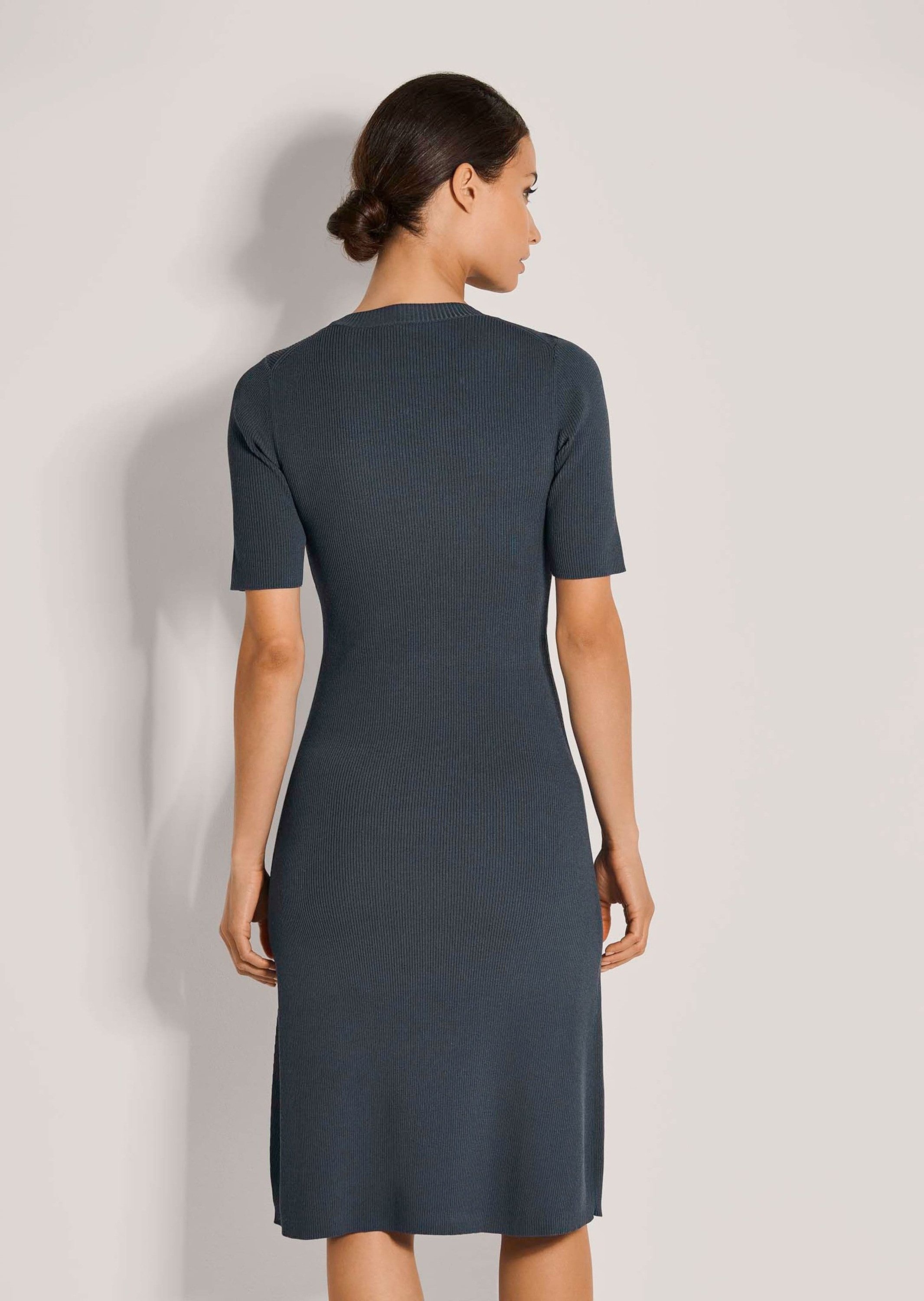 MADELEINE Strickkleid Elegantes Kleid mit Zierknöpfen Kleid mit Rundhalsausschnitt, knieumspielende Länge, halblange Ärmel