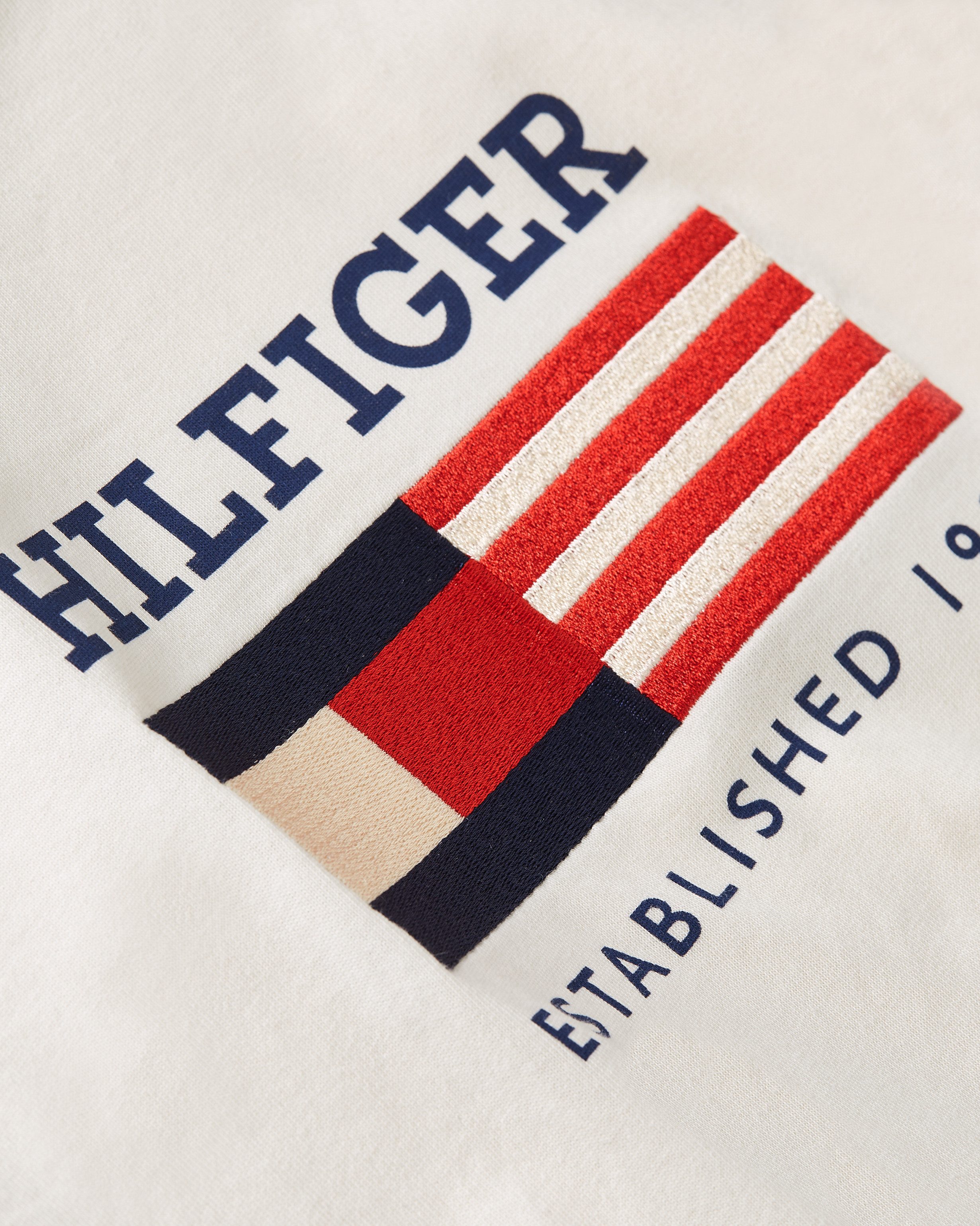 Tommy Hilfiger T-Shirt AMERICANA MONOTYPE FLAG BOX TEE Mit markanter Stickerei