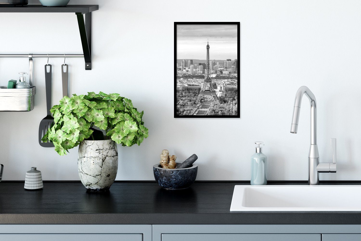 MuchoWow Poster Gerahmtes (1 - und Wanddeko, Wandposter, des weiß, Eiffelturms Bilderrahmen Paris Luftaufnahme Bilder, in Schwarzem schwarz St), Poster