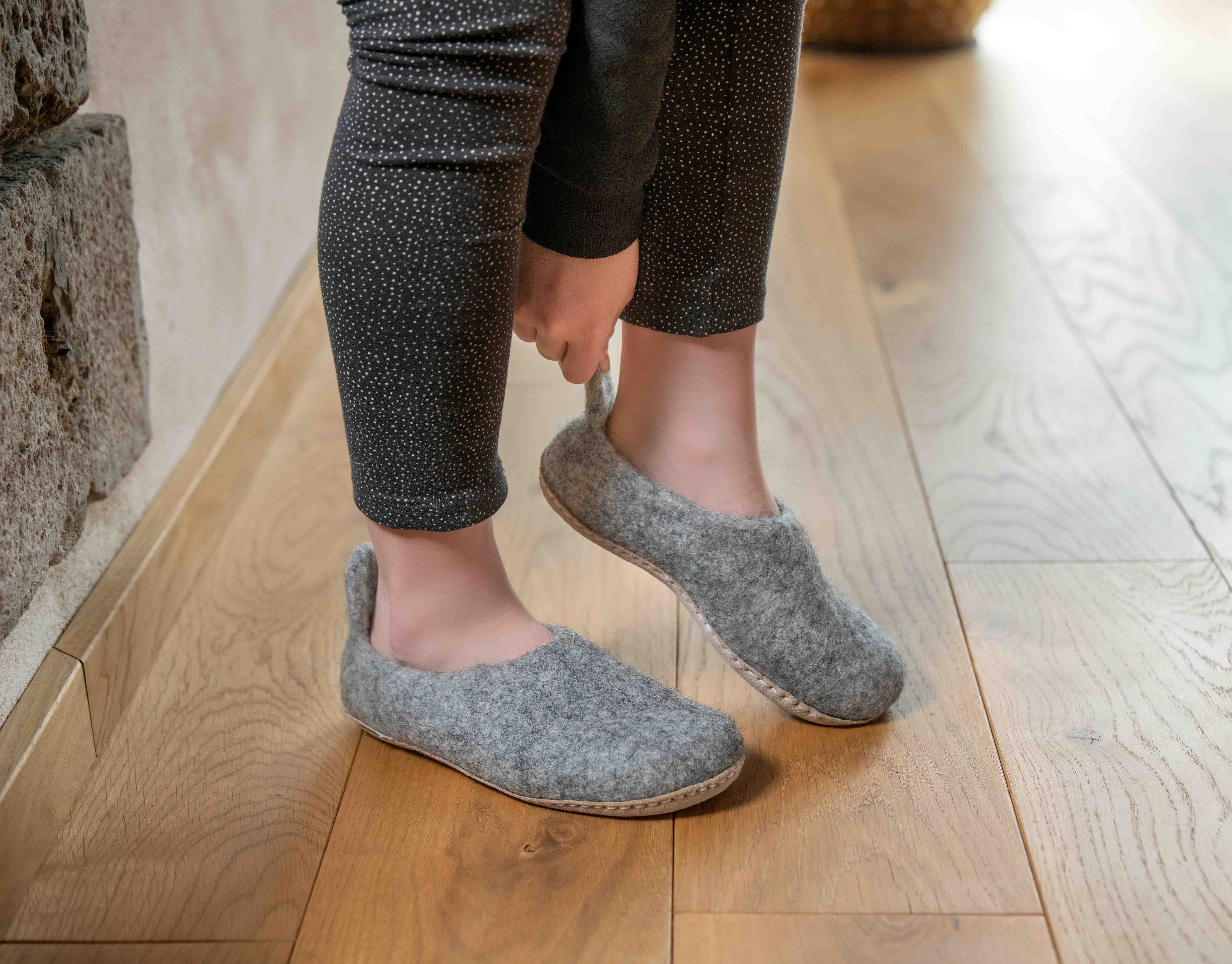 naturling Kinder Filz Hausschuhe Hüttenschuhe (für Mädchen & Jungen) mit Anziehlasche und Ledersohle