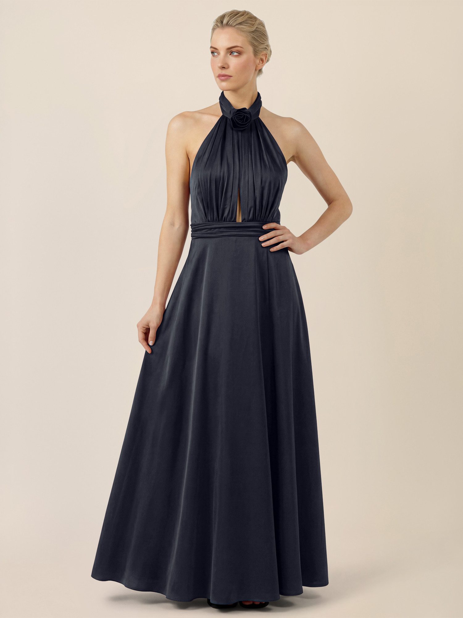 Apart Abendkleid aus Satin mit amerikanischem Ausschnitt