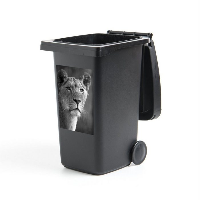 MuchoWow Wandsticker Porträt einer jungen Löwin vor verblasstem Hintergrund - schwarz und (1 St) Mülleimer-aufkleber Mülltonne Sticker Container Abfalbehälter