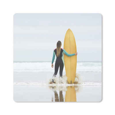 MuchoWow Gaming Mauspad Weibliche Surferin steht neben dem Surfbrett (1-St), Gaming, Rutschfester Unterseite, Mausunterlage, 80x80 cm, XXL, Großes