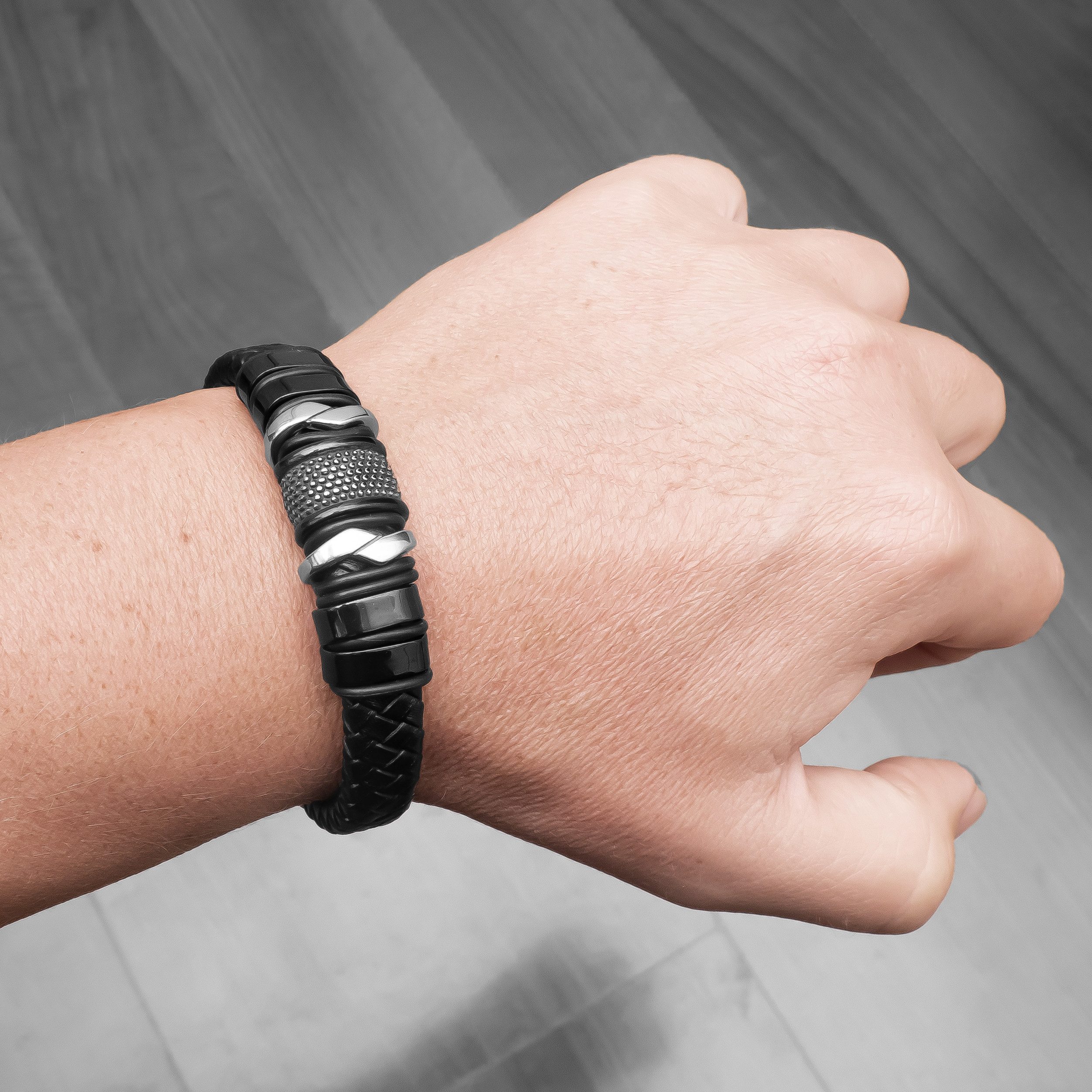 UNIQAL.de Lederarmband „MAMBA“ – Maskulines Design in Schwarz & Silber (Echtleder, Edelsthal, Magnetverschluss mit Verlängerungsglied, perfektes Geschenk, Bewährte UNIQAL Qualität), Designed in Germany