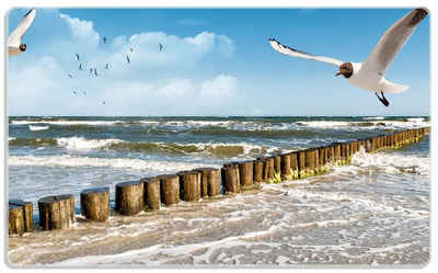 Wallario Frühstücksbrett Fliegende Möwe am Strand, ESG-Sicherheitsglas, (inkl. rutschfester Gummifüße 4mm, 1-St), 14x23cm