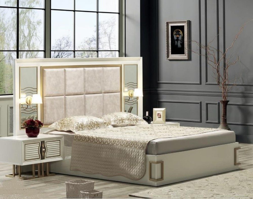 Schlafzimmer-Set Beiges Schlafzimmer-Set aus Holz mit Bett und zwei Nachttischen