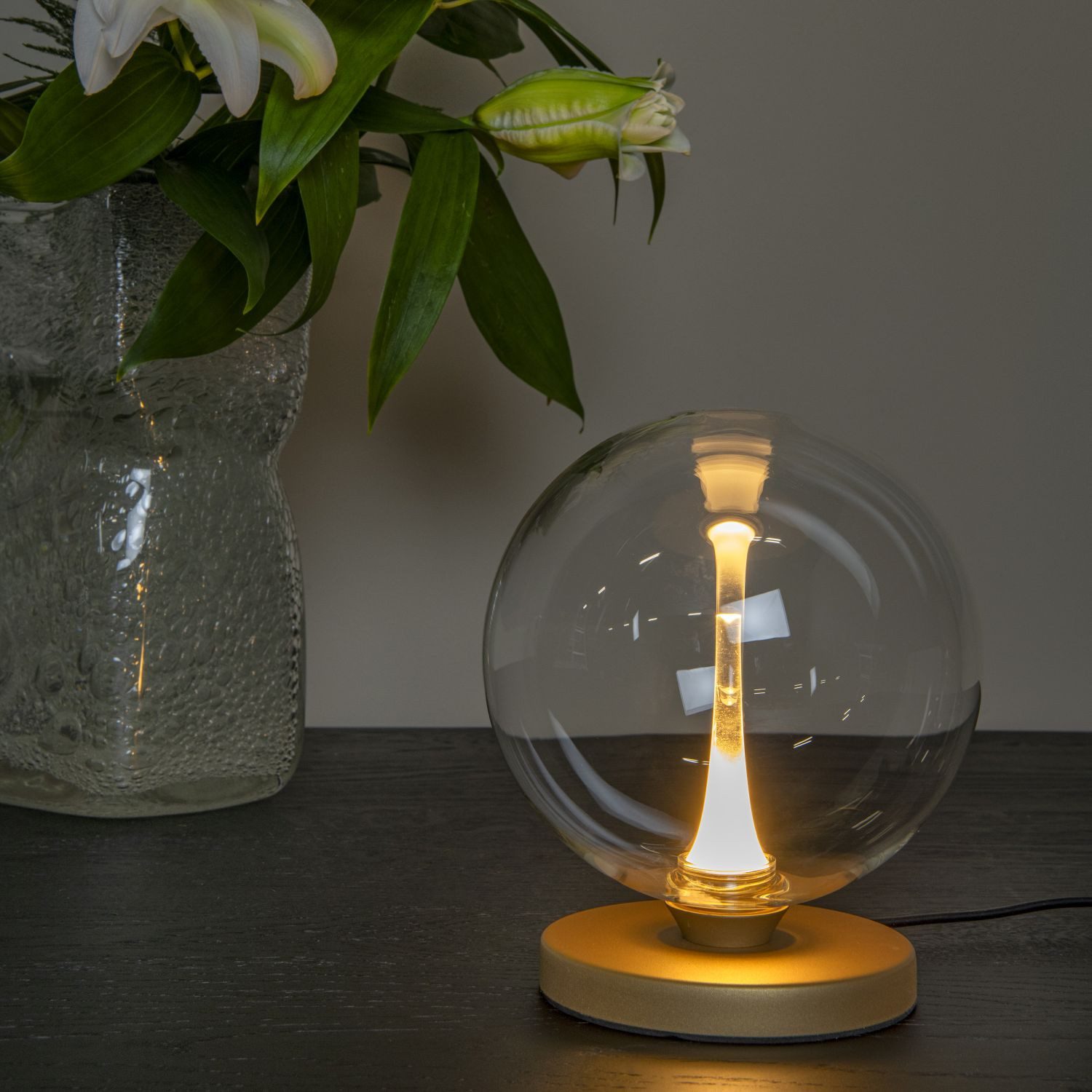 Licht-Erlebnisse Tischleuchte WERIN, LED fest integriert, Warmweiß, Metall Glas LED mit Dimmer rund D: 16 cm 17.5 cm in Messing 270 lm