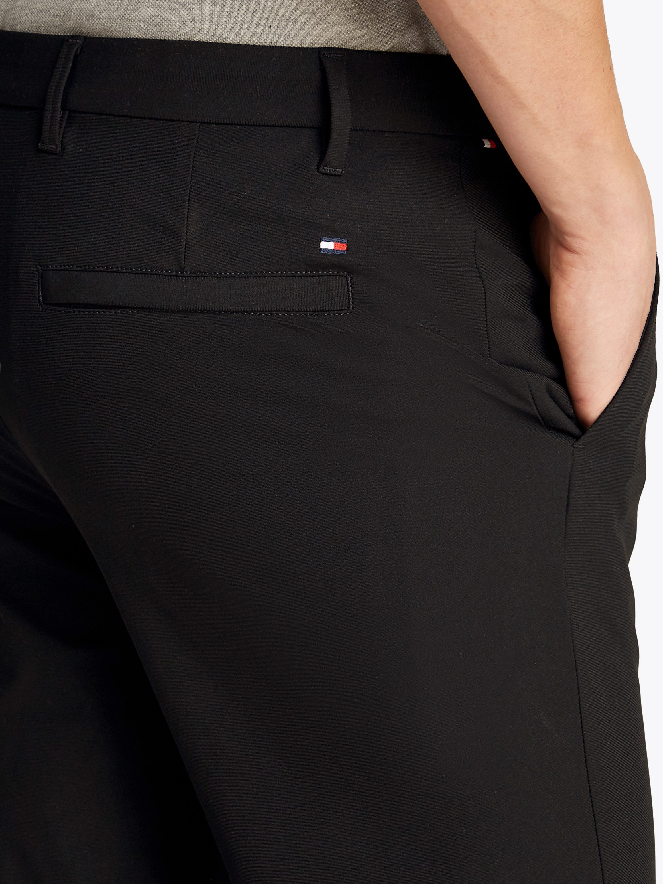 Tommy Hilfiger Chinohose DENTON KNIT TECH CHINO mit feuchtigkeitsableitende günstig online kaufen