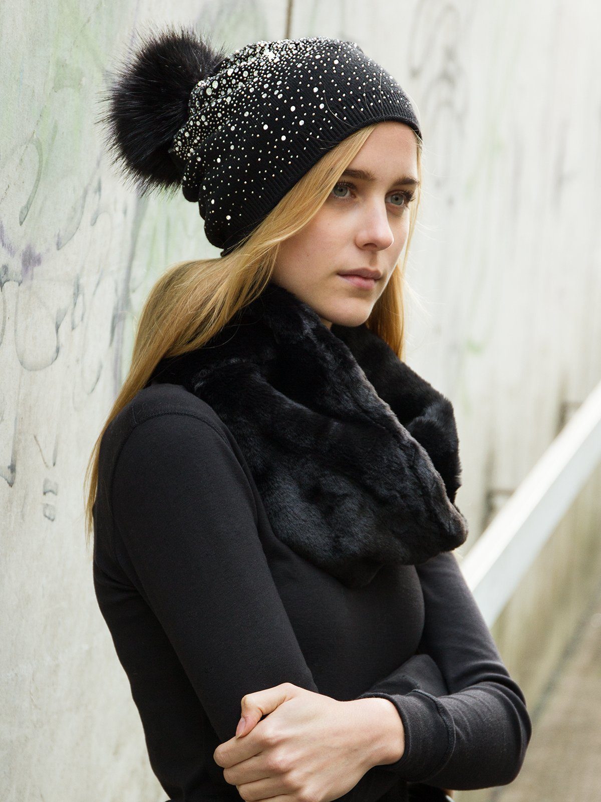 Caspar Bommelmütze MU188 Damen Fein Strick Glitzer Strass Winter Mütze mit günstig online kaufen