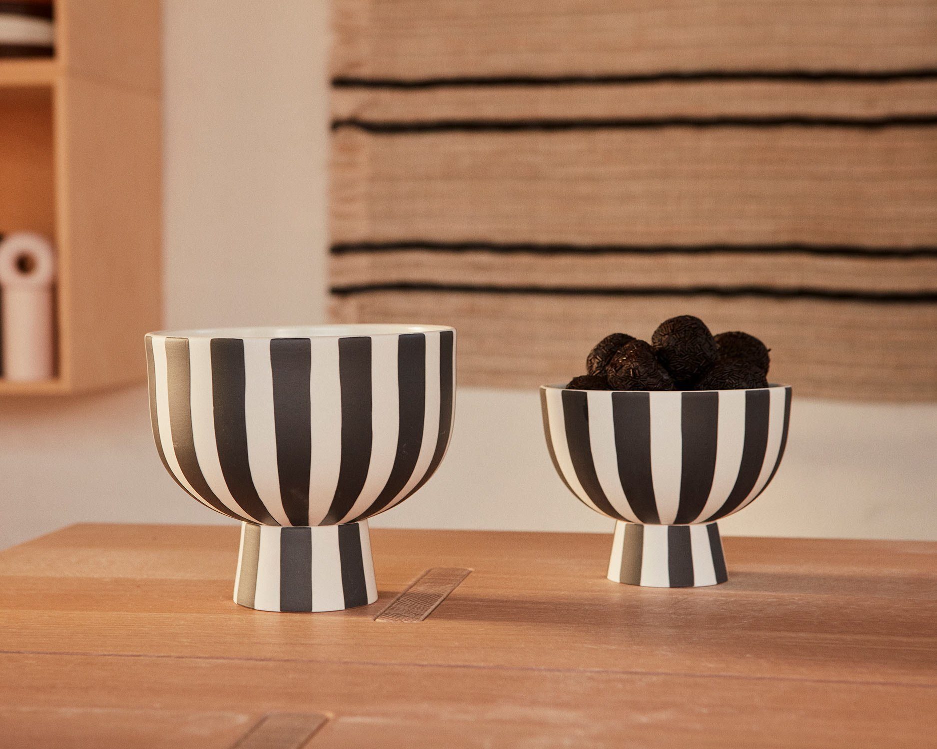 x Schwarz/Weiß Dekoschale OYOY H10cm, Ø12 Toppu Dekoschüssel Gestreift - Mini Keramik Bowl aus