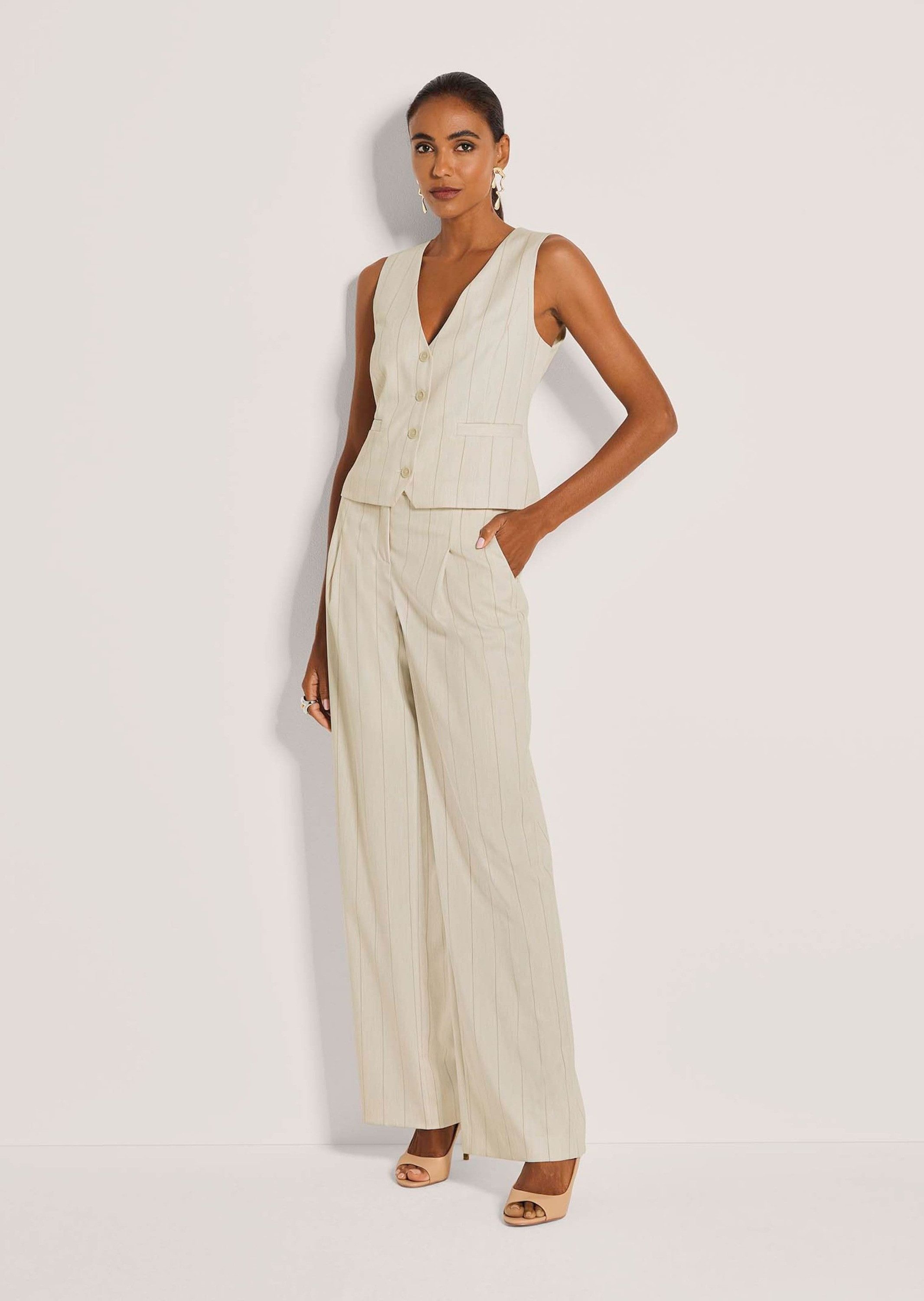 MADELEINE Kurzweste Elegante Nadelstreifen-Weste mit Knöpfen Kurz geschnitten mit feinen Streifen, V-Ausschnitt, leicht gefüttert