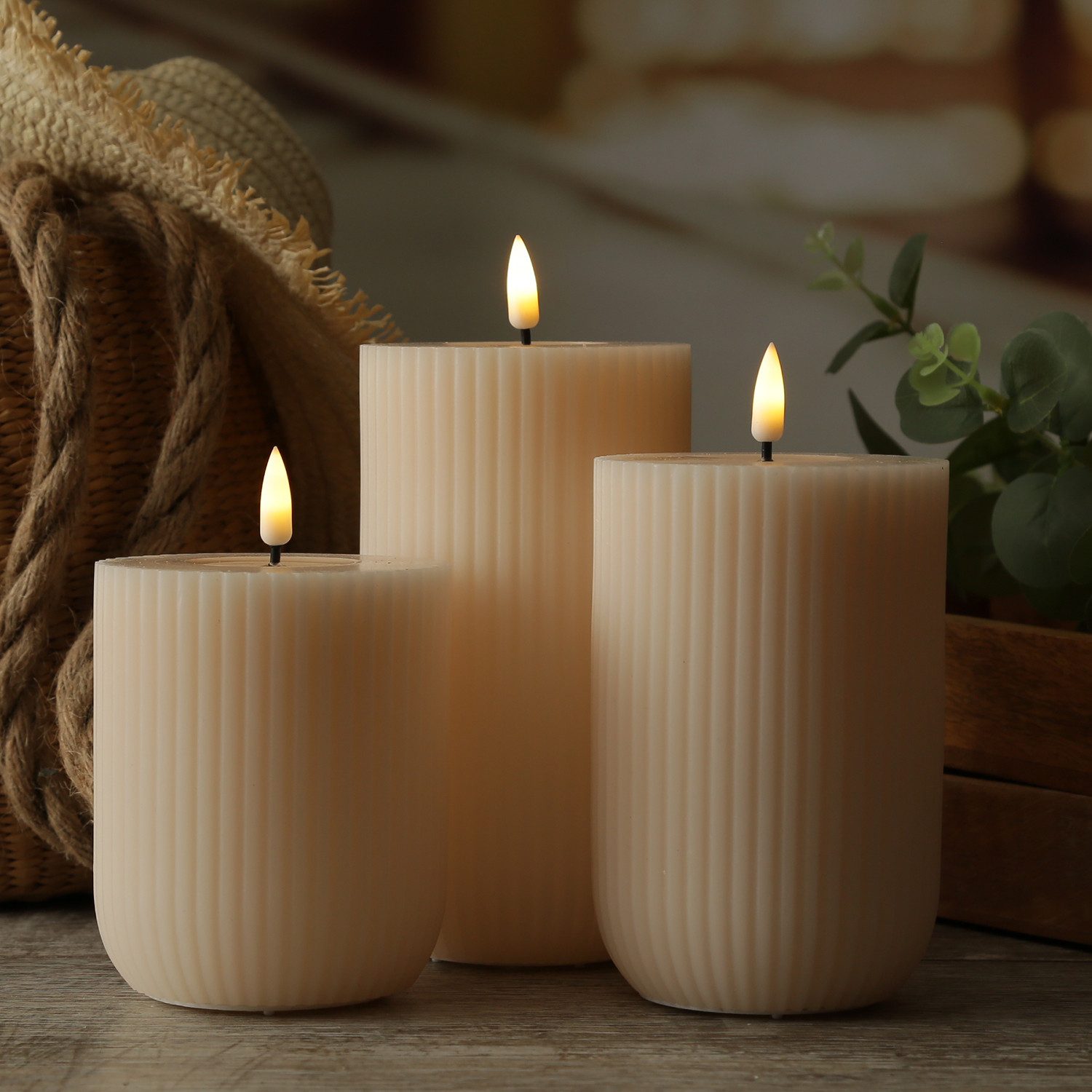 Deluxe Homeart LED-Kerze Mia gerillt Echtwachs flackernd H: 12,5cm D: 8cm creme mit Rillen, LED Classic, warmweiß (2100K bis 3000K)