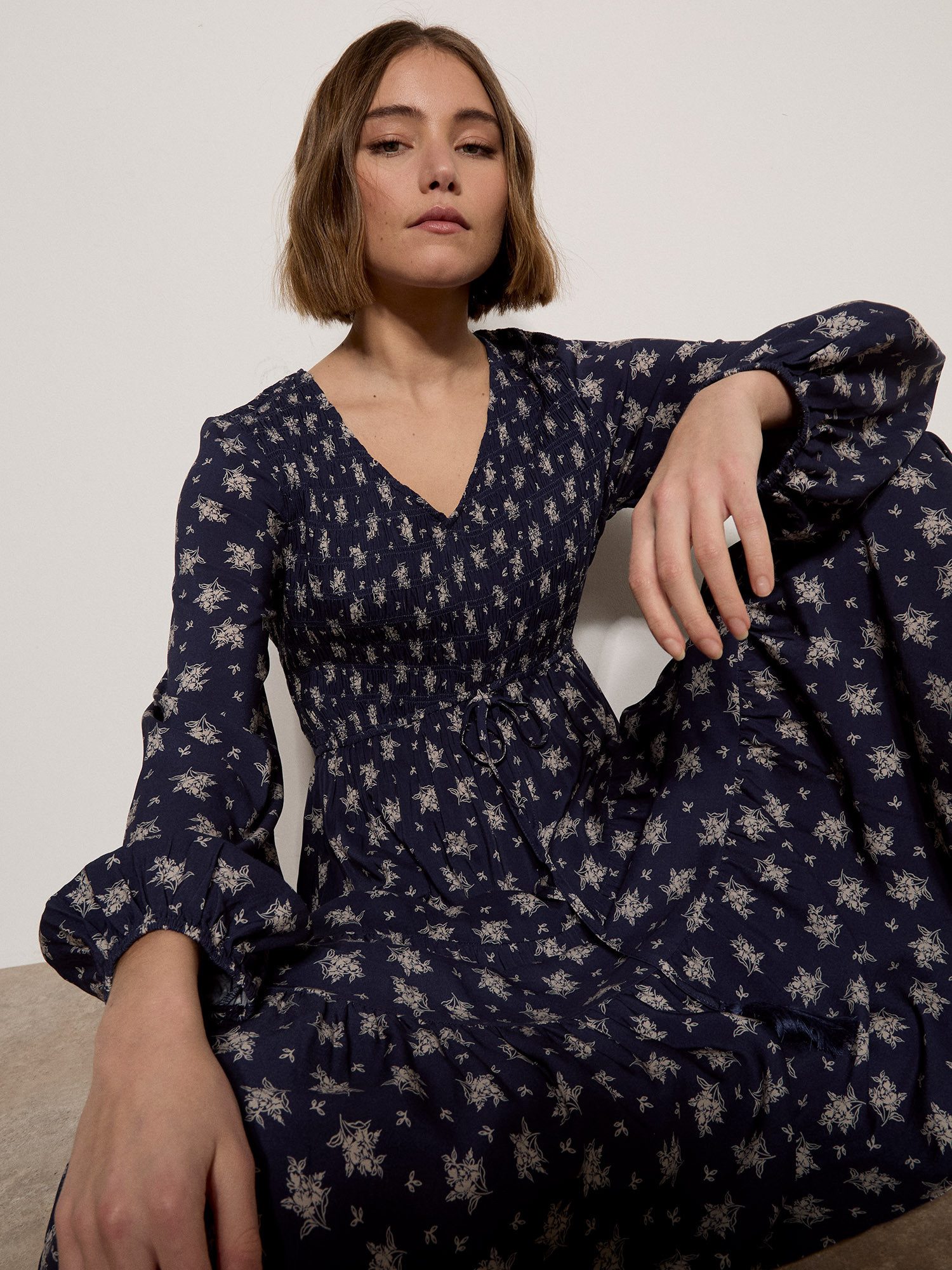 Apricot Midikleid Smokkkleid in mittlerer Länge mit Blumenmuster – Bild 4 von 5