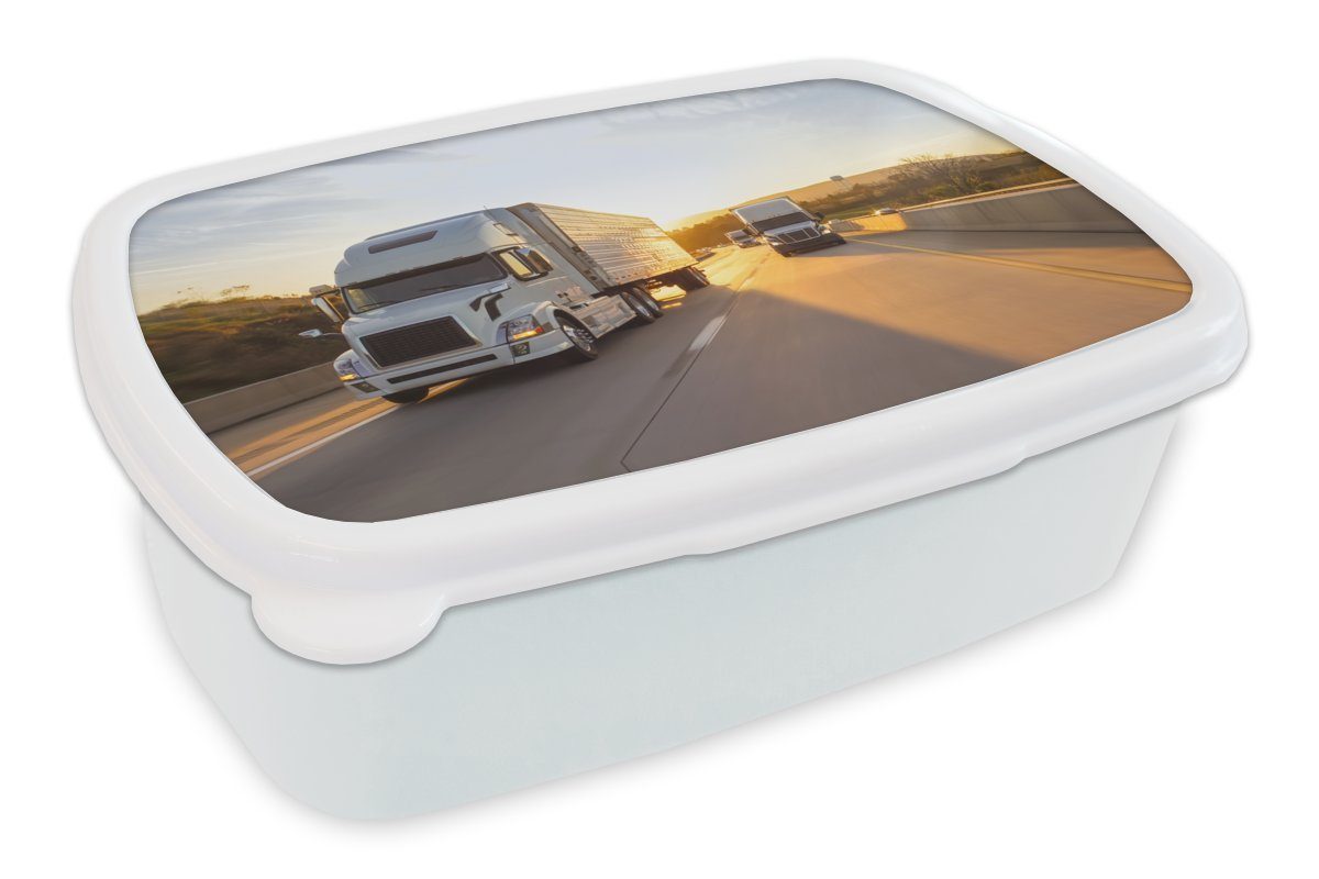 MuchoWow Lunchbox Zwei Lastwagen mit Sonnenuntergang, Kunststoff, (2-tlg), Brotbox für Kinder und Erwachsene, Brotdose, für Jungs und Mädchen weiß