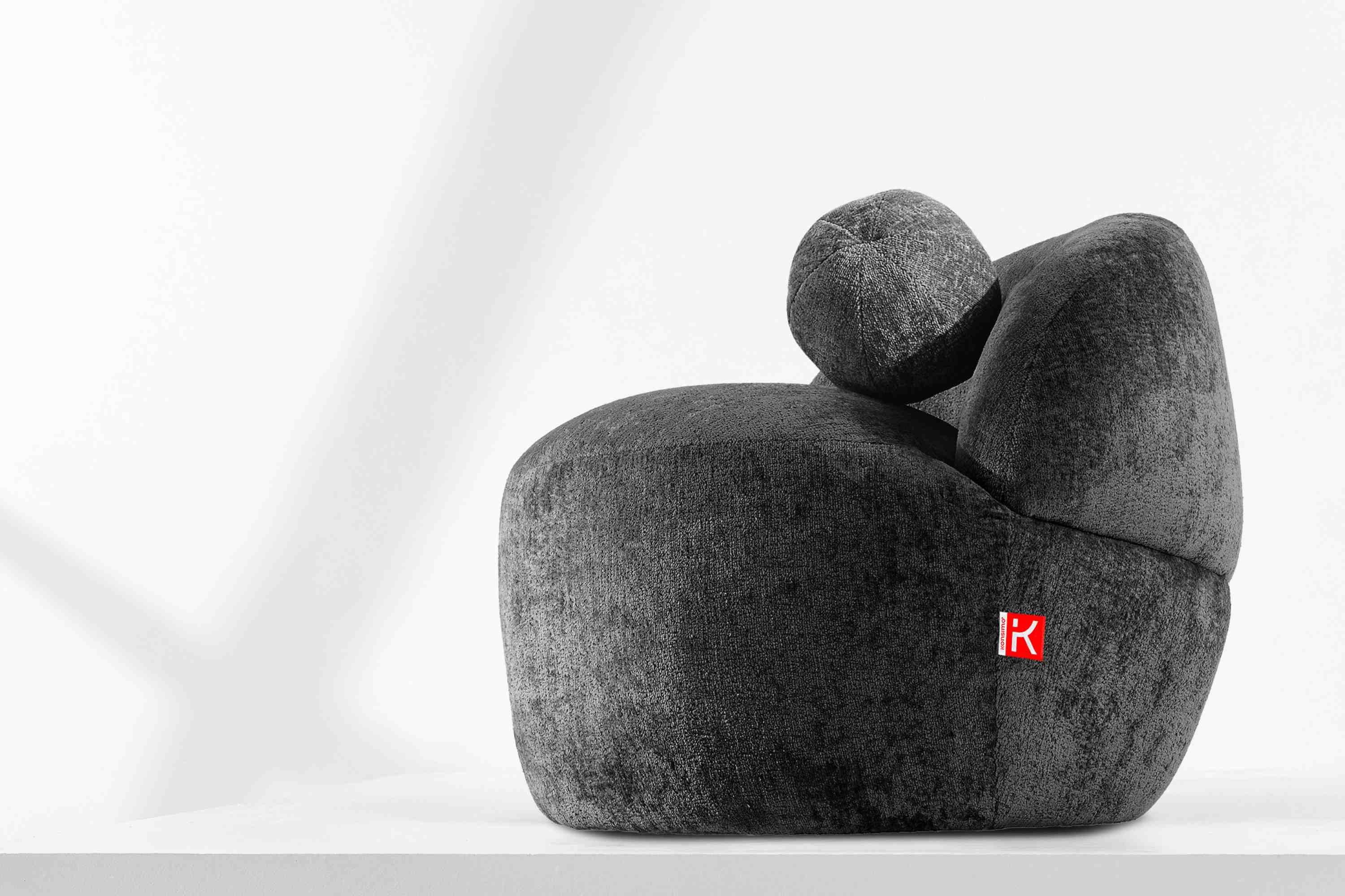 KONSIMO® Cocktailsessel NELUM Modern Sessel, organische Form, mit dekorativem Rundkissen, Chenille-Stoff, hergestellt in der EU