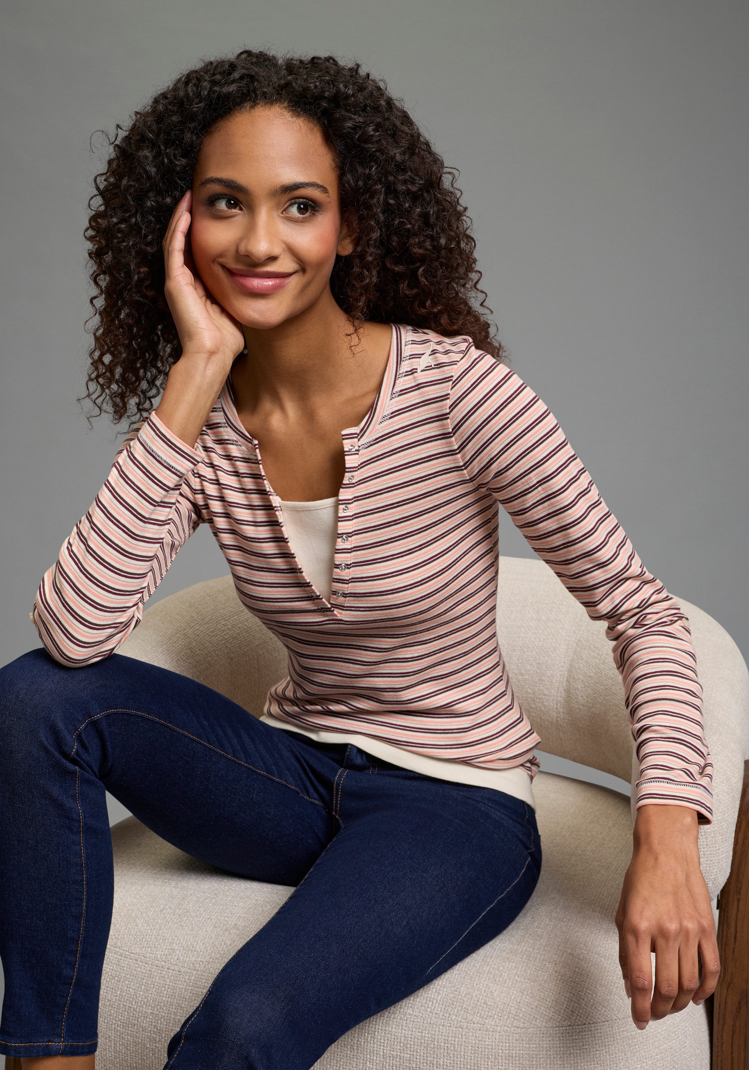 KangaROOS 2-in-1-Shirt Langarm, sehr figurbetont. € 39,99, (€ 39,99 pro 1 Stk).