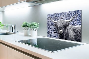 MuchoWow Küchenrückwand Scottish Highlander - Delfter Blau - Schwarz - Weiß, (1-tlg), 60x40 cm, Herdblende aus Wandschutz, Temperaturbeständig küchen