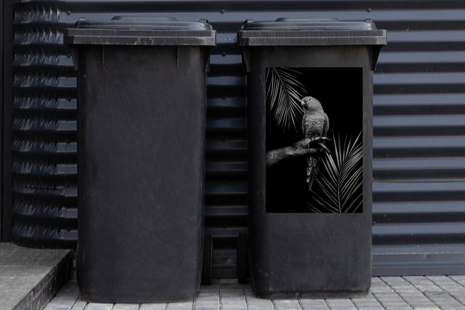 und Mülltonne, Hintergrund Tropischer schwarz Container, Wandsticker (1 St), Mülleimer-aufkleber, weiß schwarzem Sticker, Abfalbehälter - Vogel MuchoWow vor