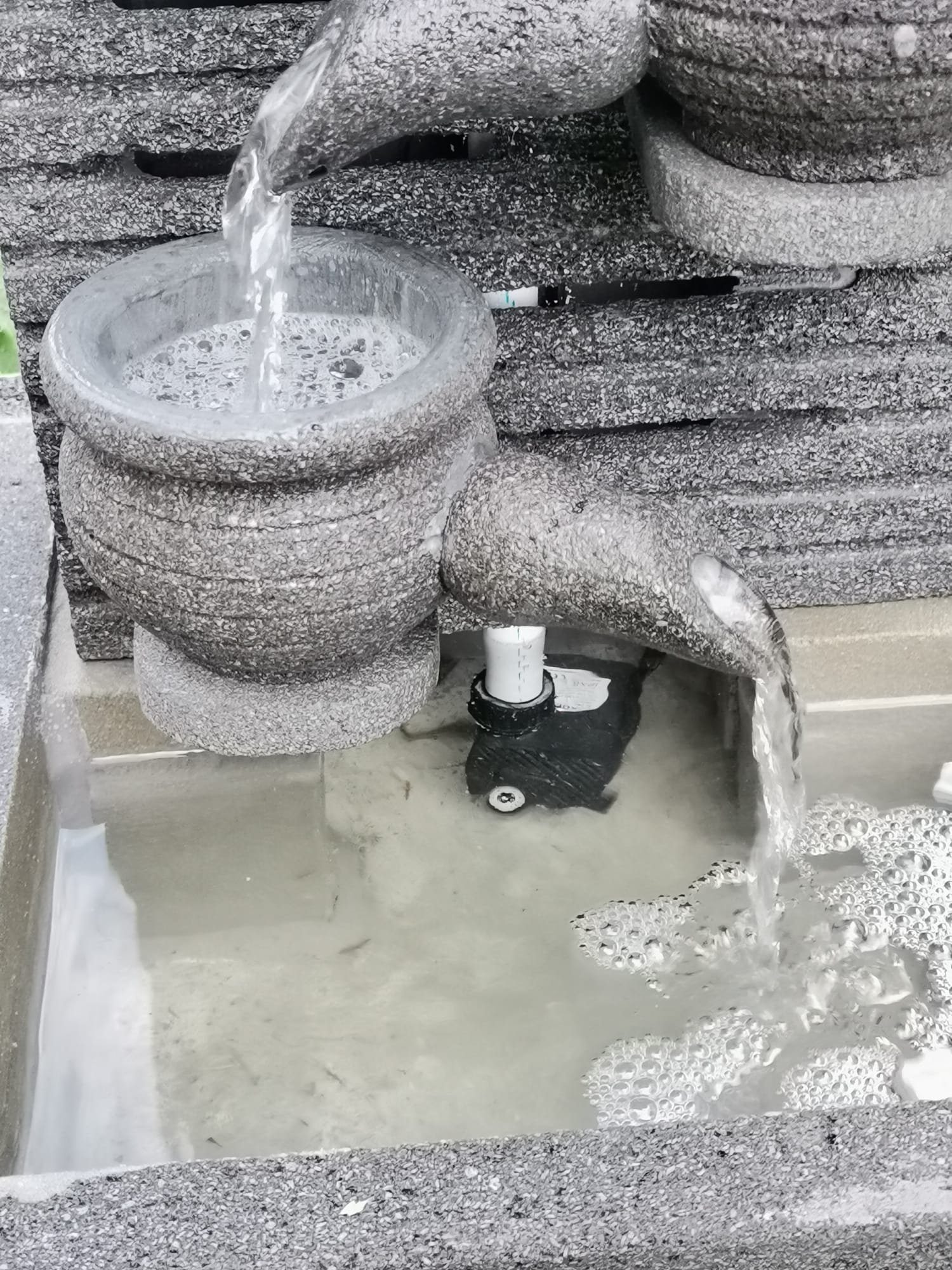 IDYL Gartenbrunnen Lavastein-Brunnen Beleuchtung, Wasserspiel mit mit Handarbeit IDYL witterungsbeständig leichten Einschüssen Naturprodukt