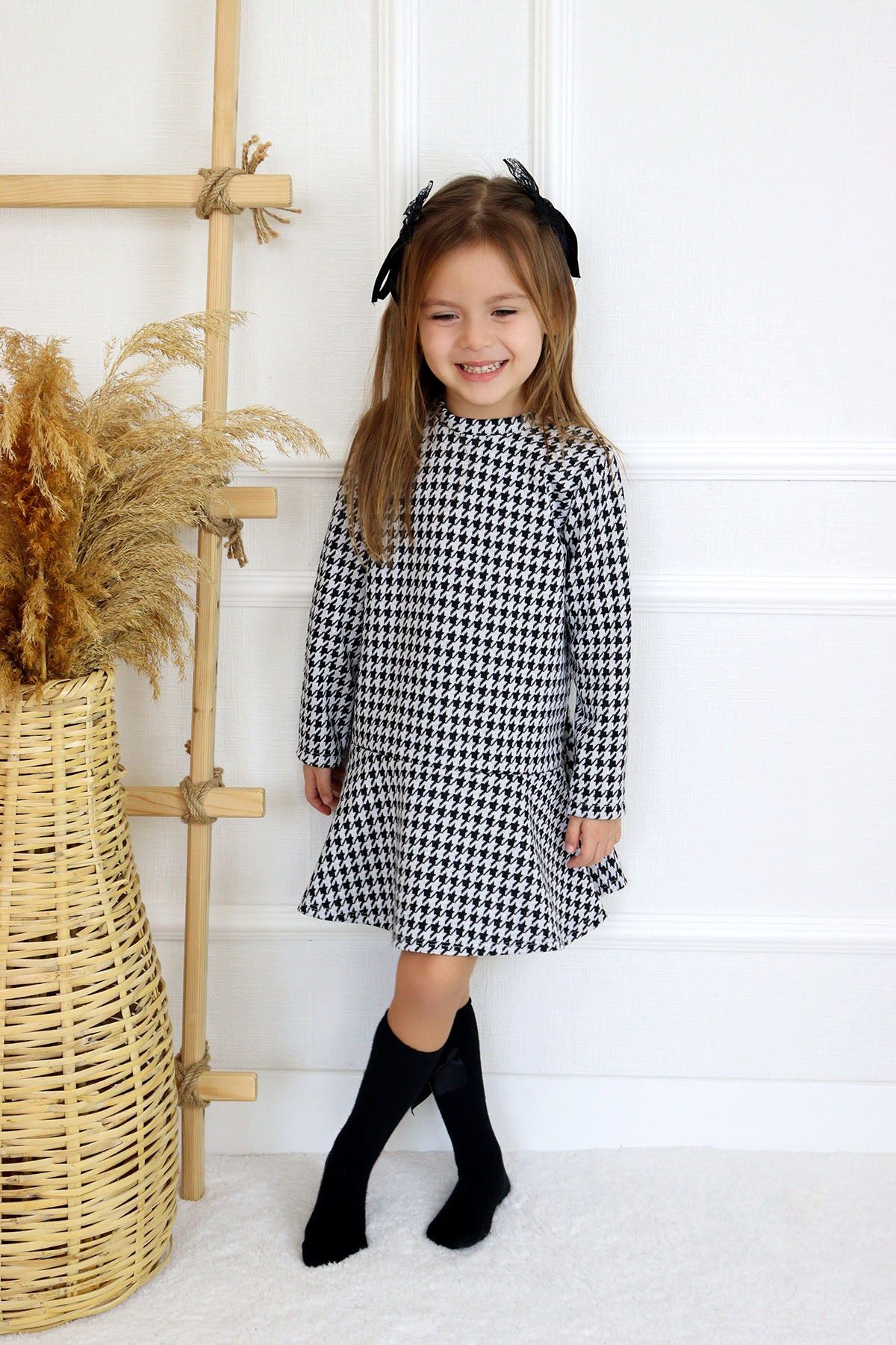 Kleid & Haarband Kleid in schwarz - weiß mit Hahnentritt Muster und Haarspangen