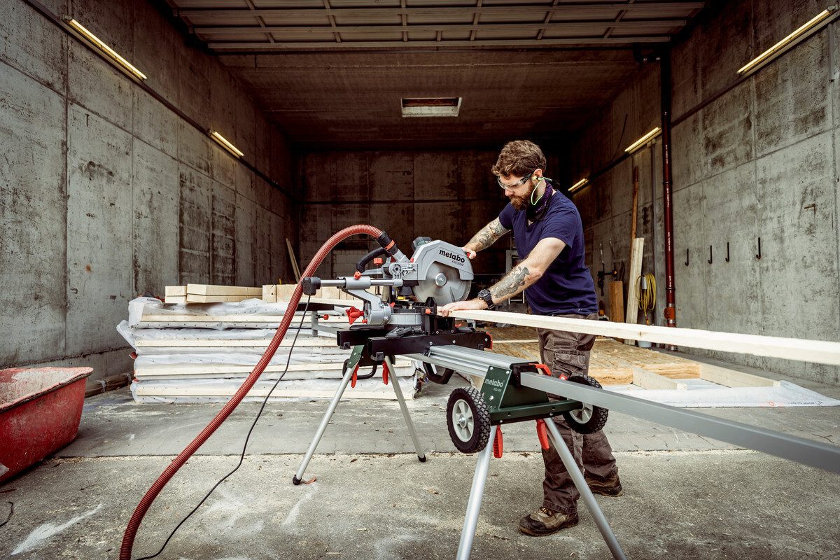 metabo Kapp- und Gehrungssäge KGS 305 M Set, Kappsäge mit 2. Hartmetall-Sägeblatt im Karton