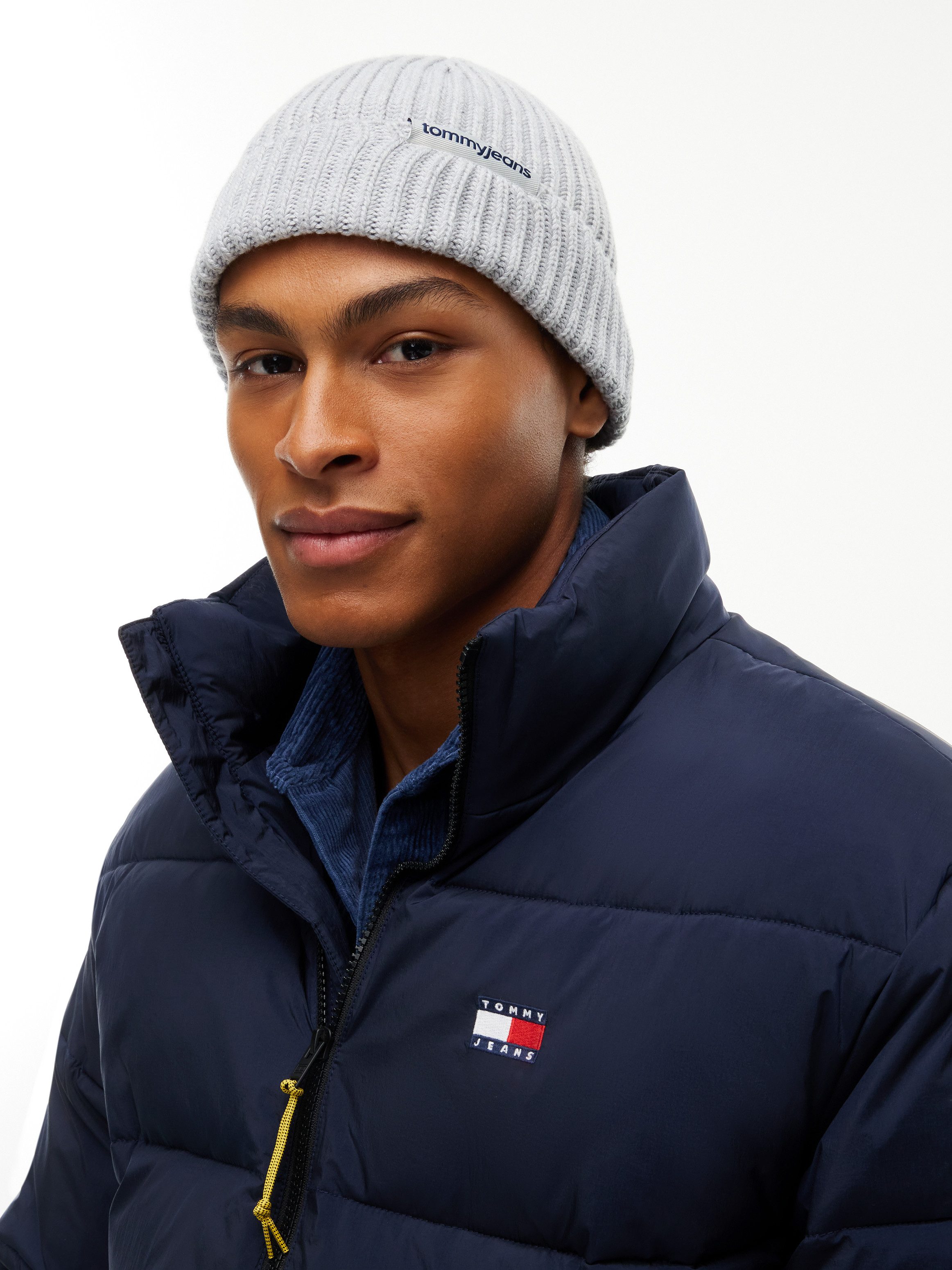 Tommy Jeans Beanie LINEAR LOGO BEANIE Regular fit mit Markenlabel