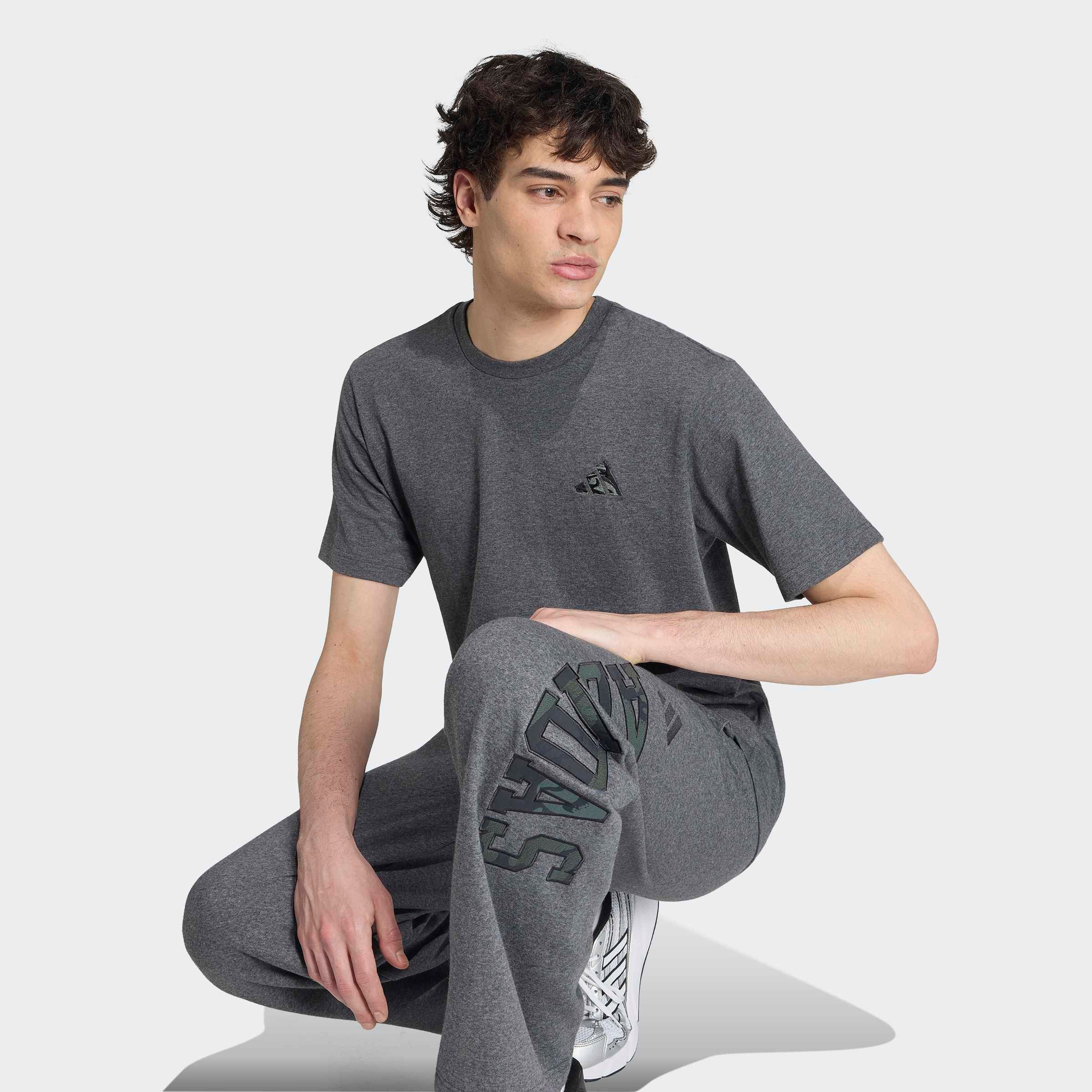 adidas Sportswear T-Shirt CAMO GRAFIK, KLEINE LOGOSTICKEREI