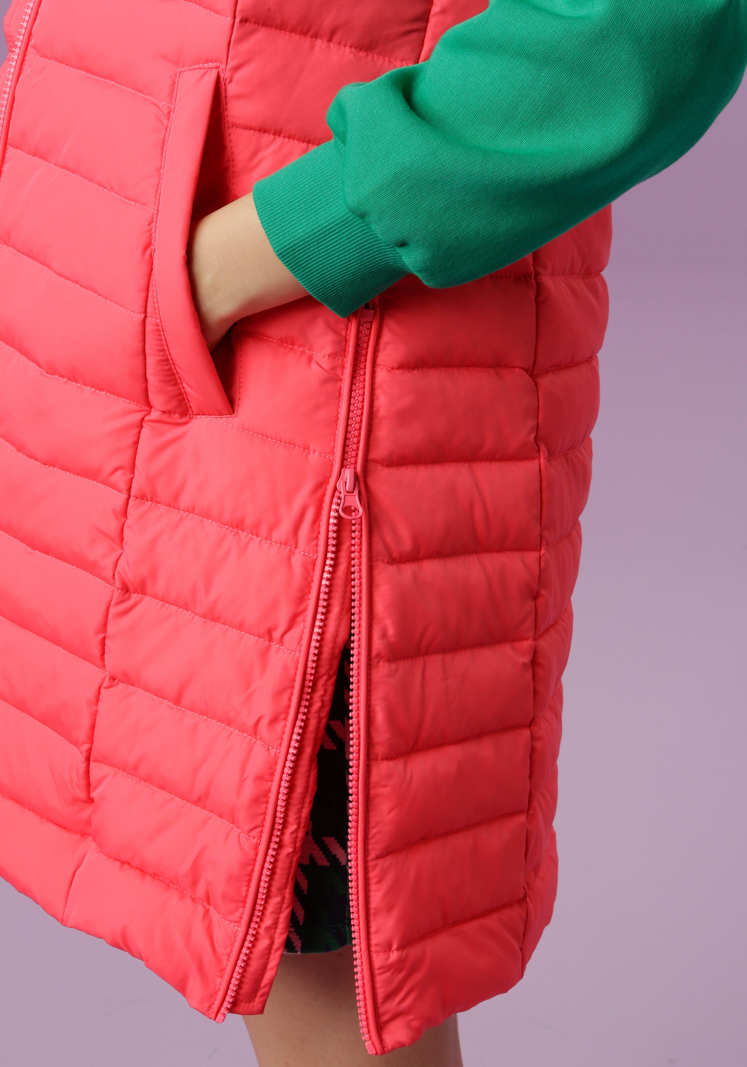 Aniston CASUAL Steppweste mit pink Kapuze verstellbarer