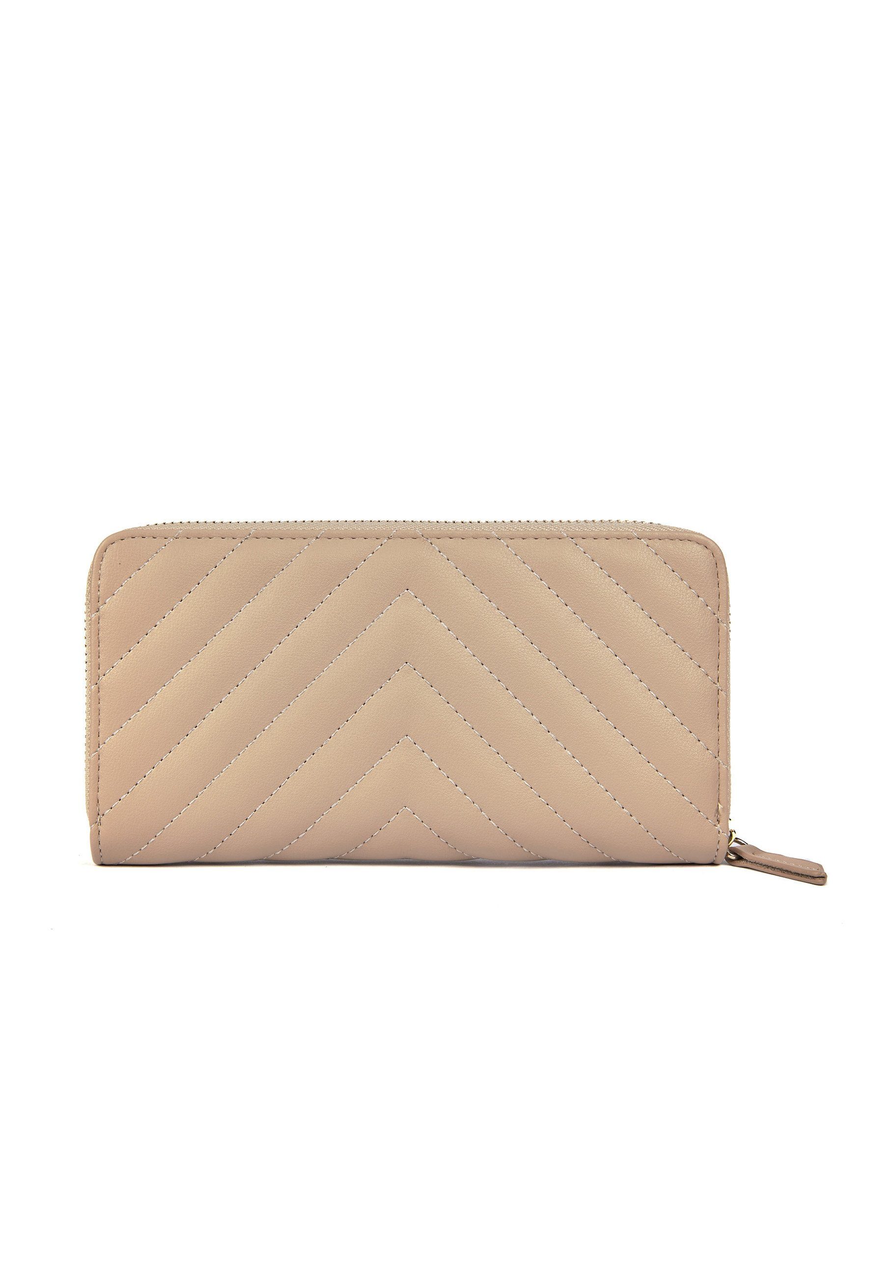 C'iel Clutch Tyler, Ton-in-Ton-Nähte