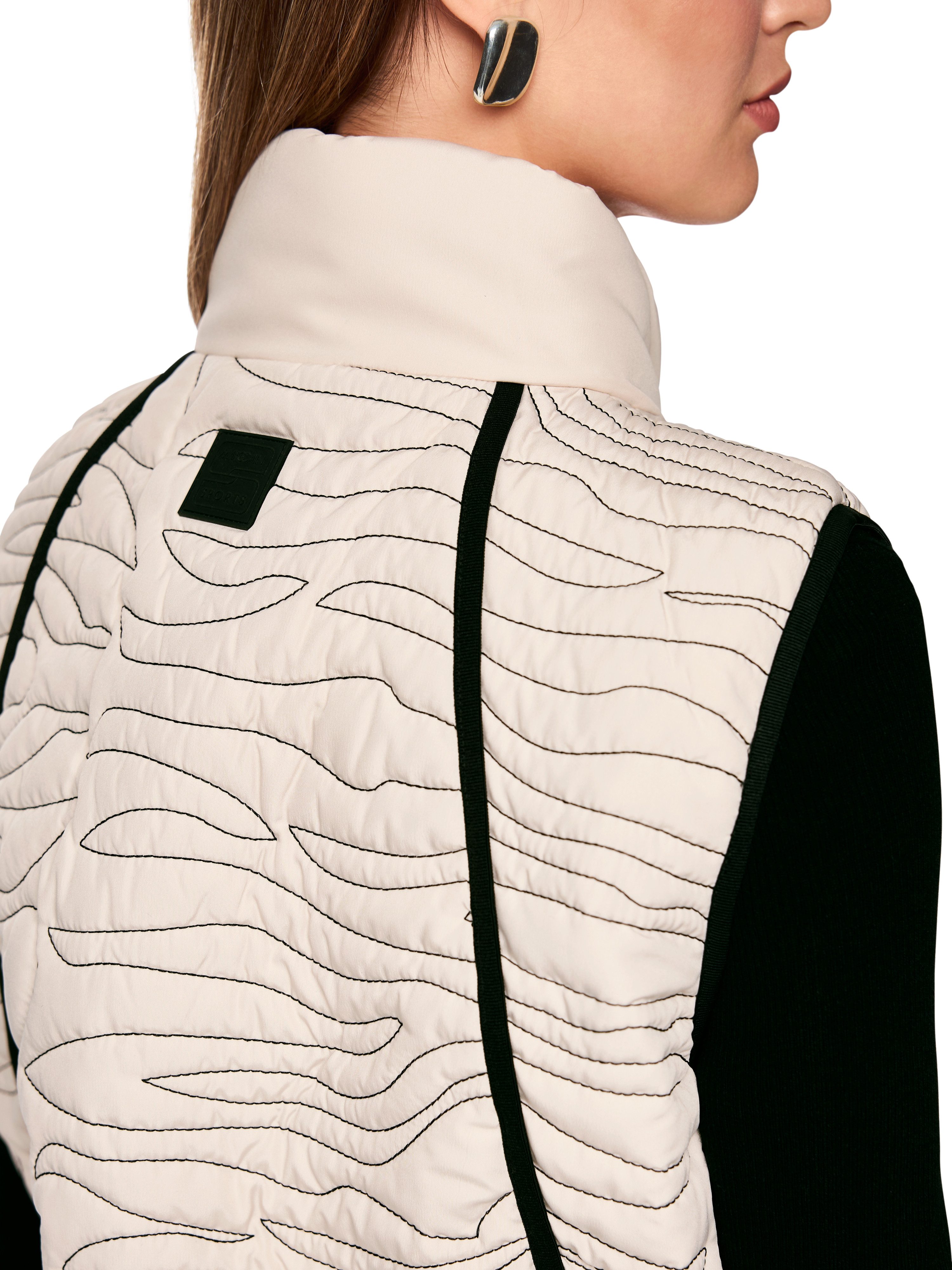 Marc Cain Steppweste Tiger Mania Premium Damenmode wellenförmige Steppung, Lockere Passform, 2-Wege-Reißverschluss